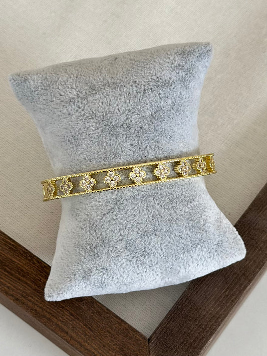 Özel Seri Zirkon Yonca Kelepçe