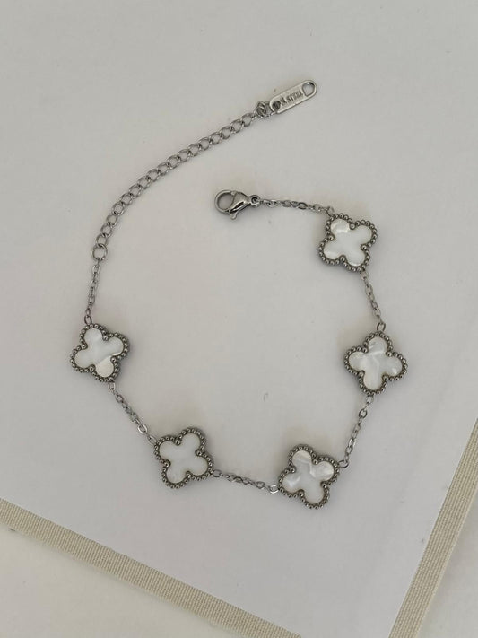 Gümüş Renk Detay Beyaz Yonca Bileklik