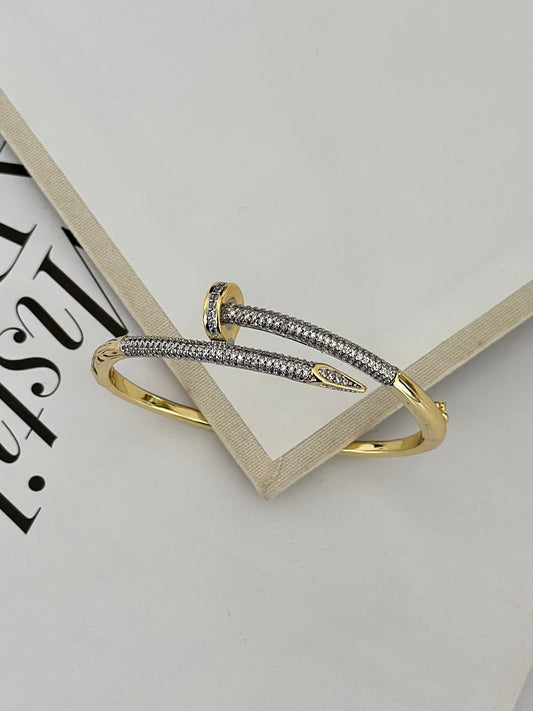 Luxury Taşlı Çivi Kelepçe