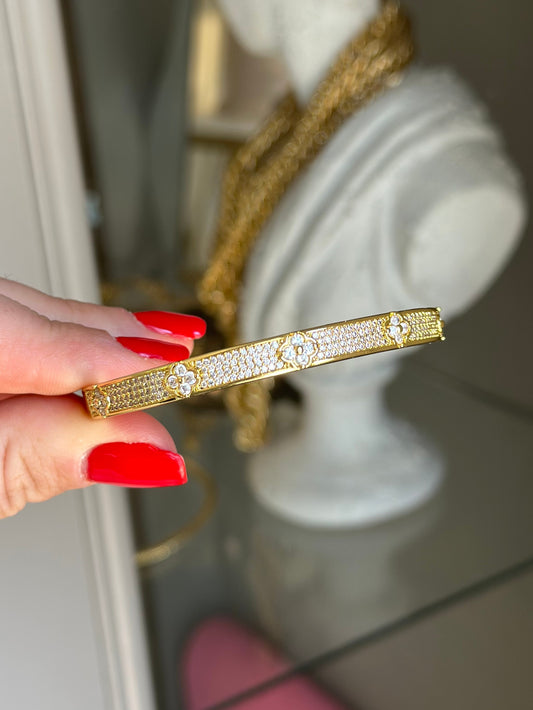 Özel Seri Taşlı Yonca Kelepçe