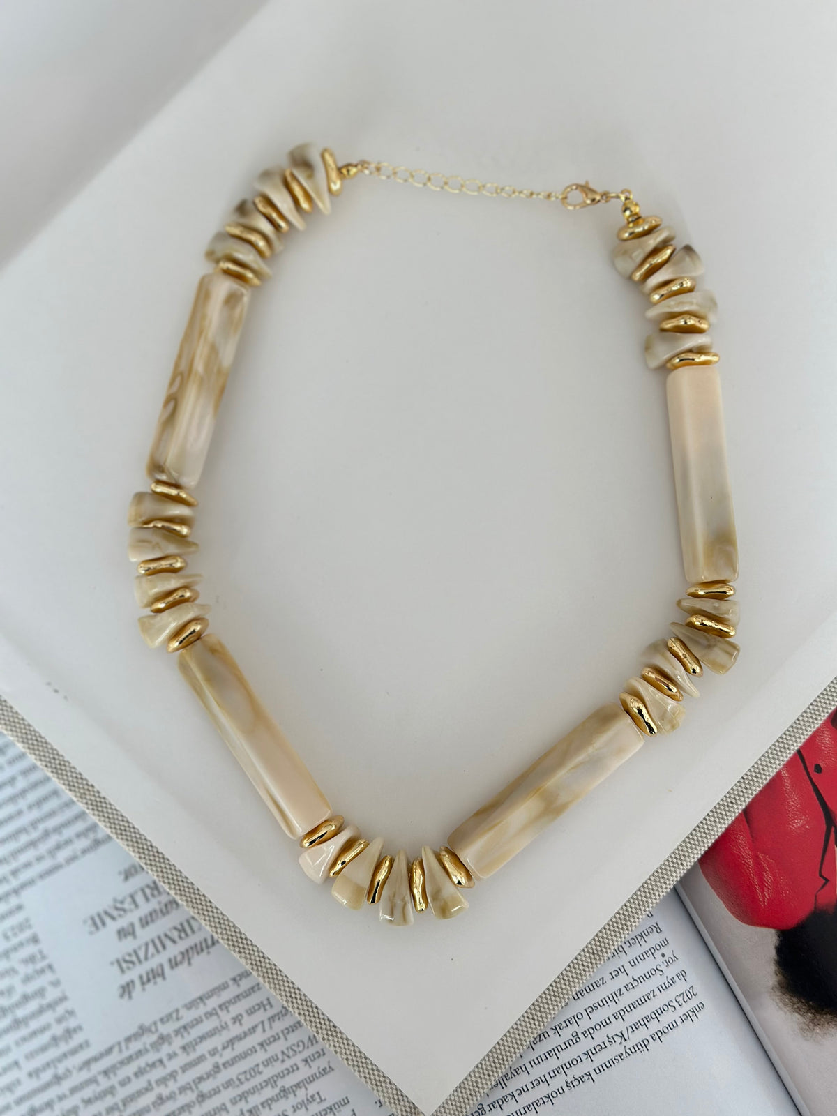 Gold Detay Krem Kemik Kolye