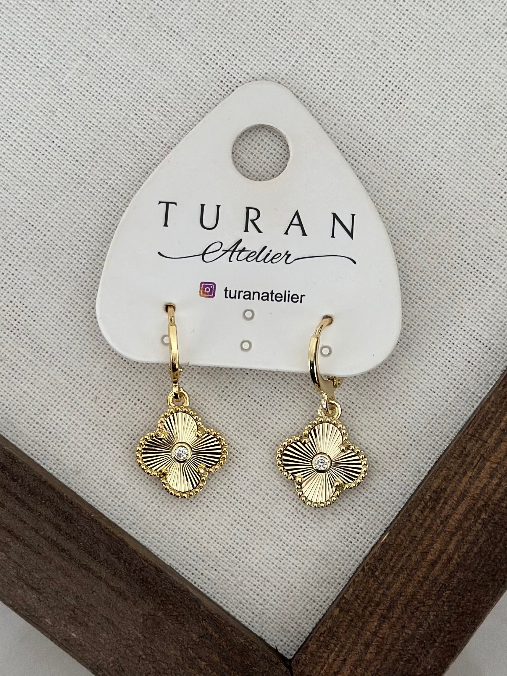 Sallantılı Yonca Küpe