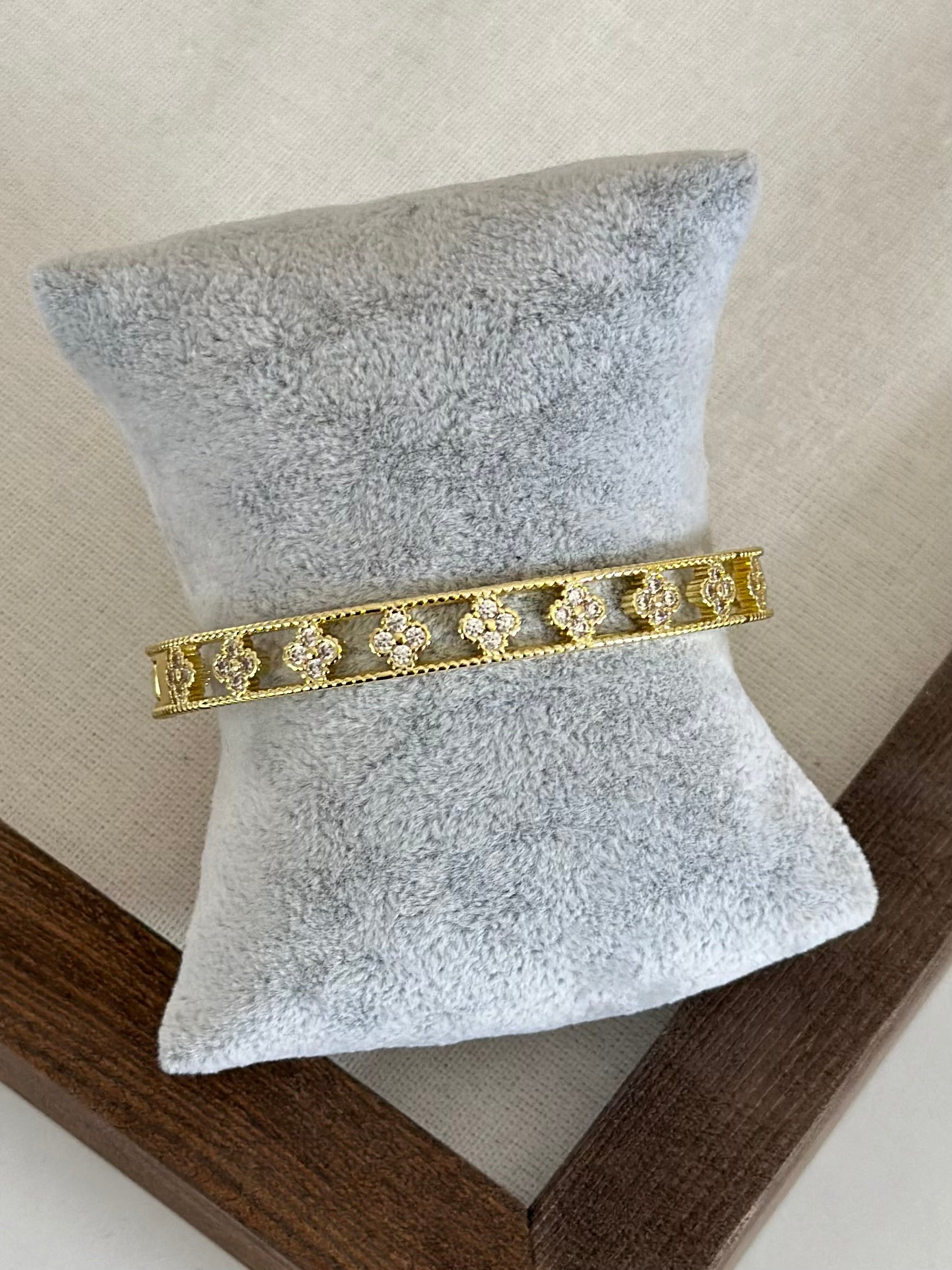 Özel Seri Zirkon Yonca Kelepçe