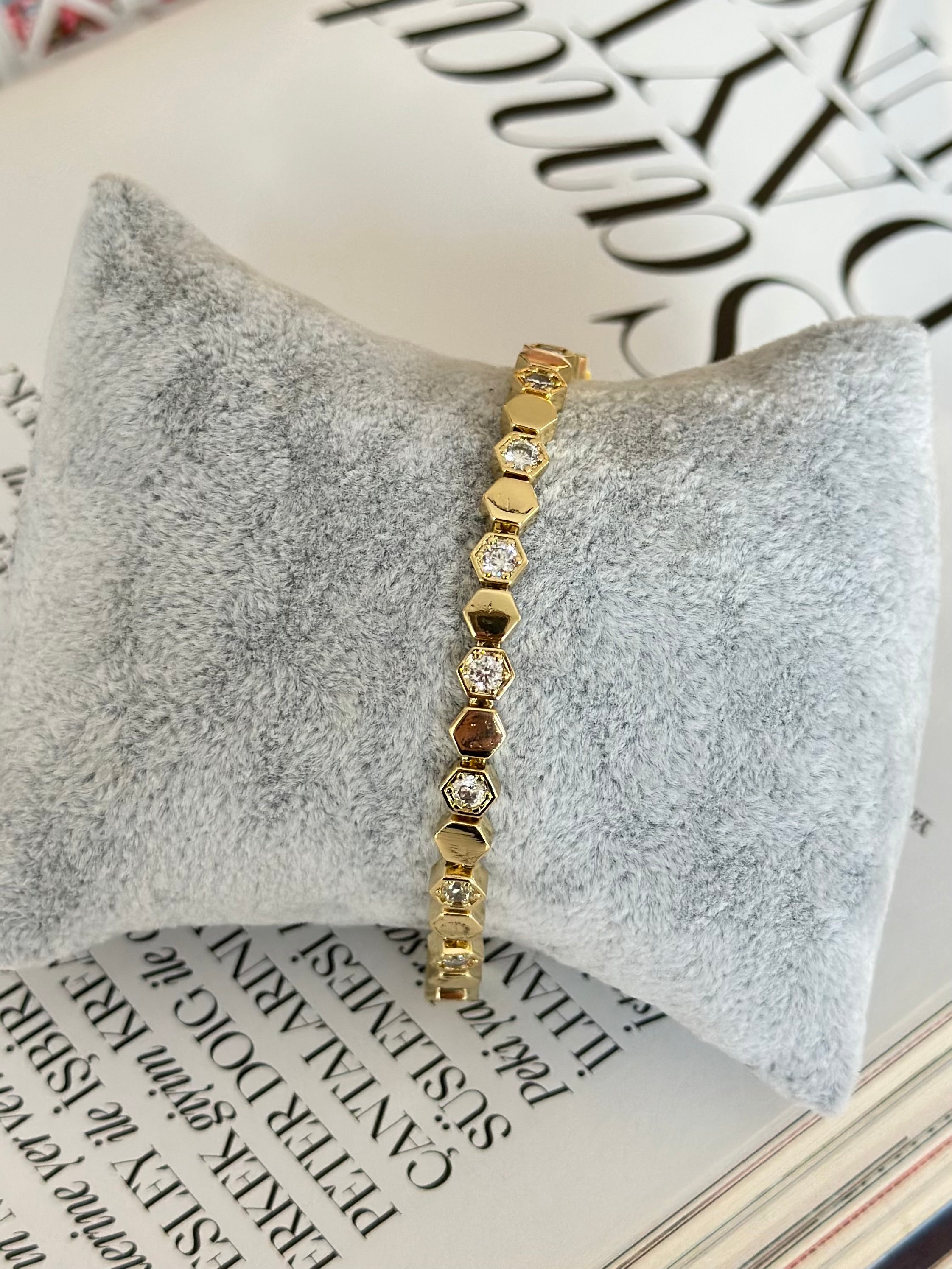 Yarım Taşlı Beşgen Özel Seri Bileklik