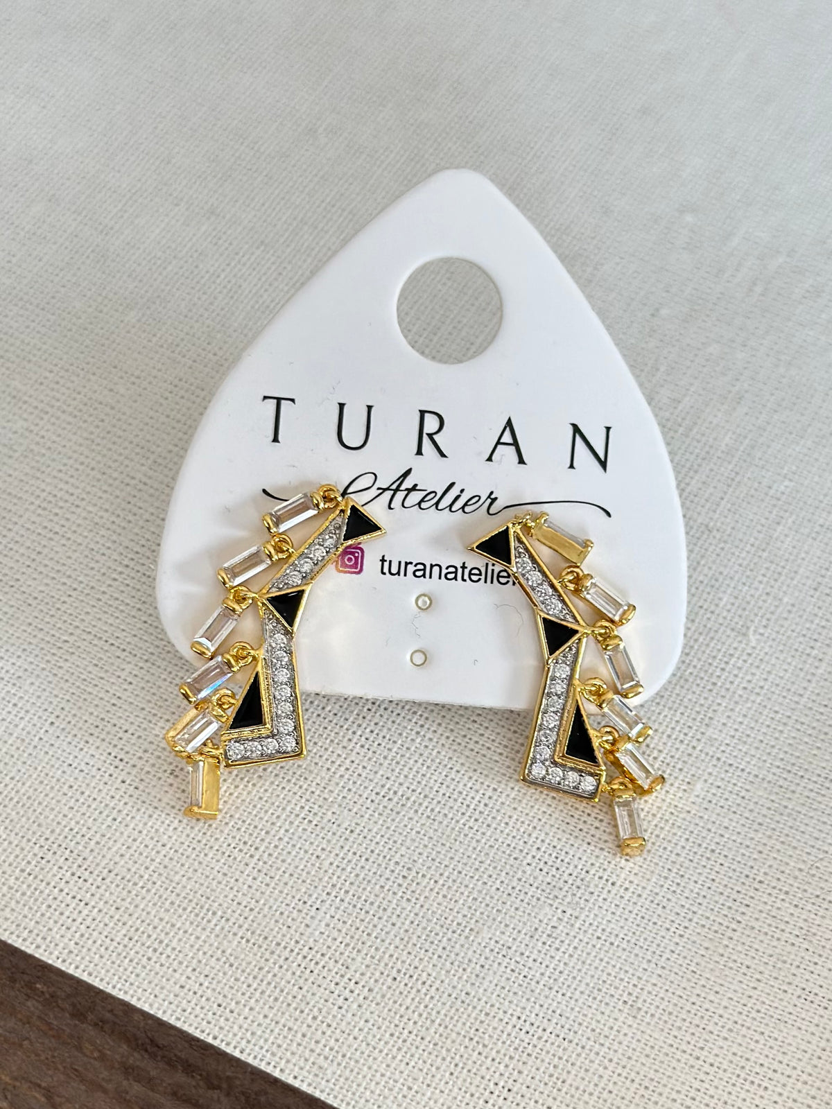 Özel Seri Siyah Detay Sallantılı Taşlı Küpe