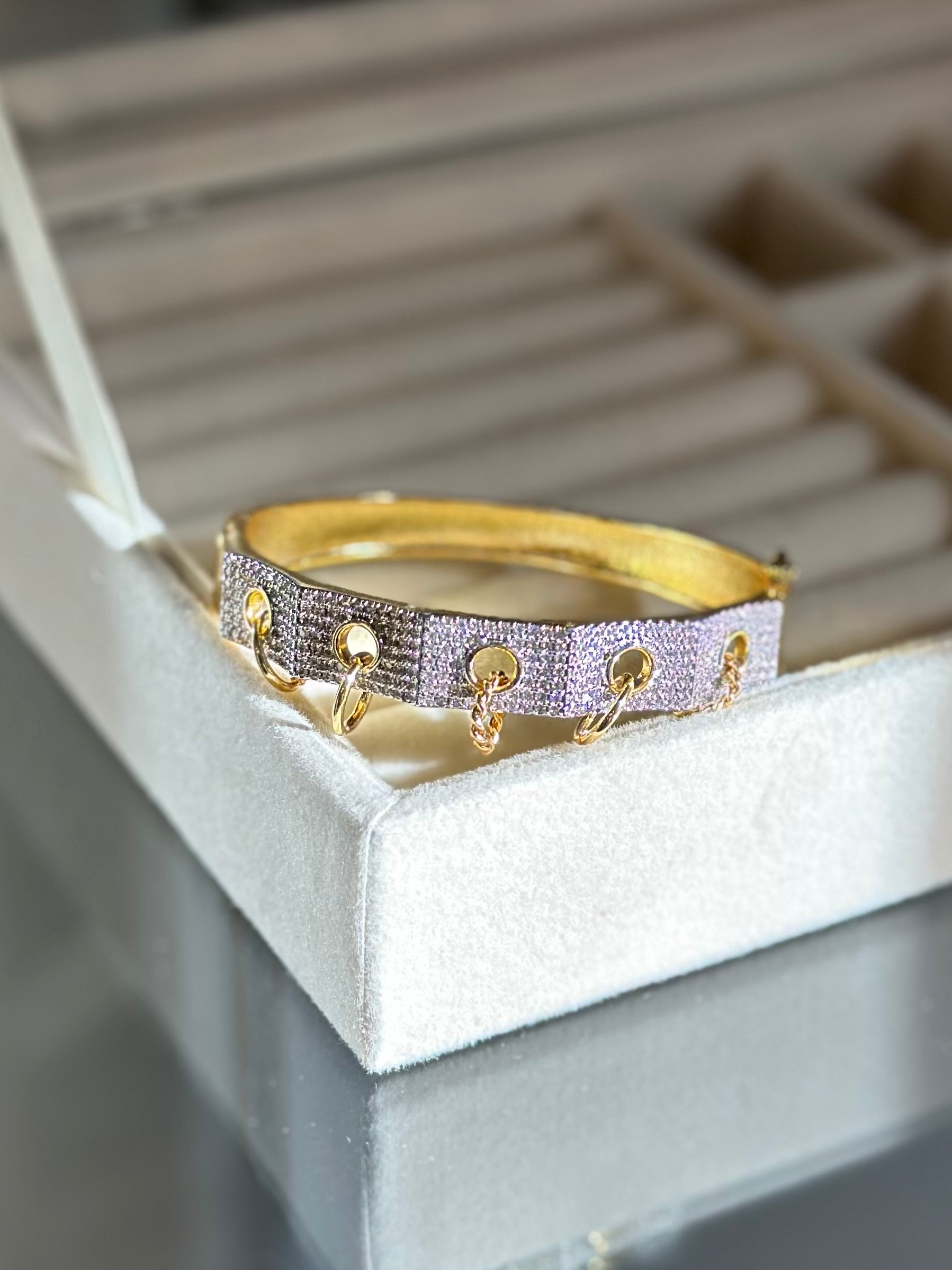 Özel Seri Spinelli Zirkon Kelepçe