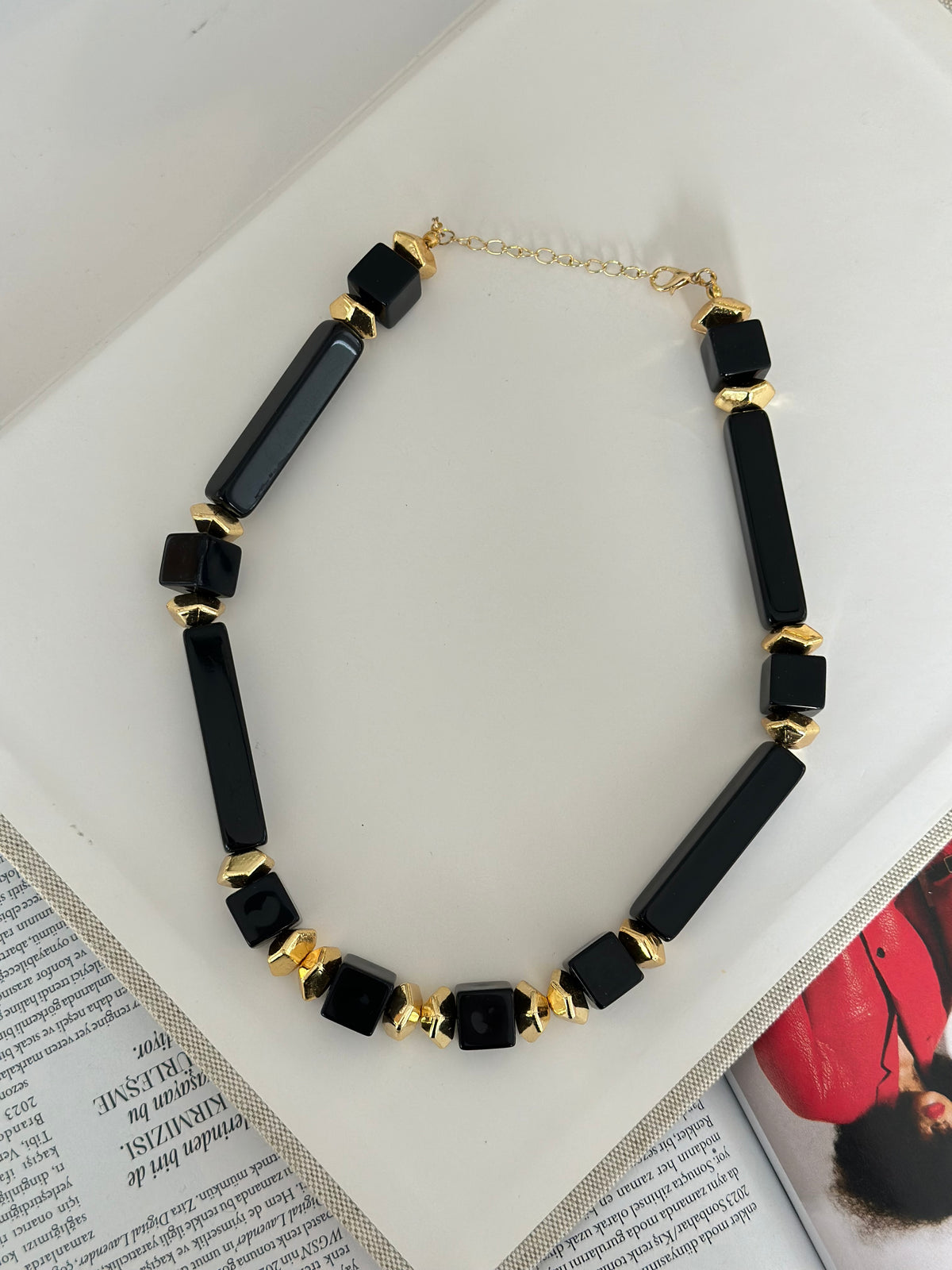 Gold Detay Siyah Kemik Kolye