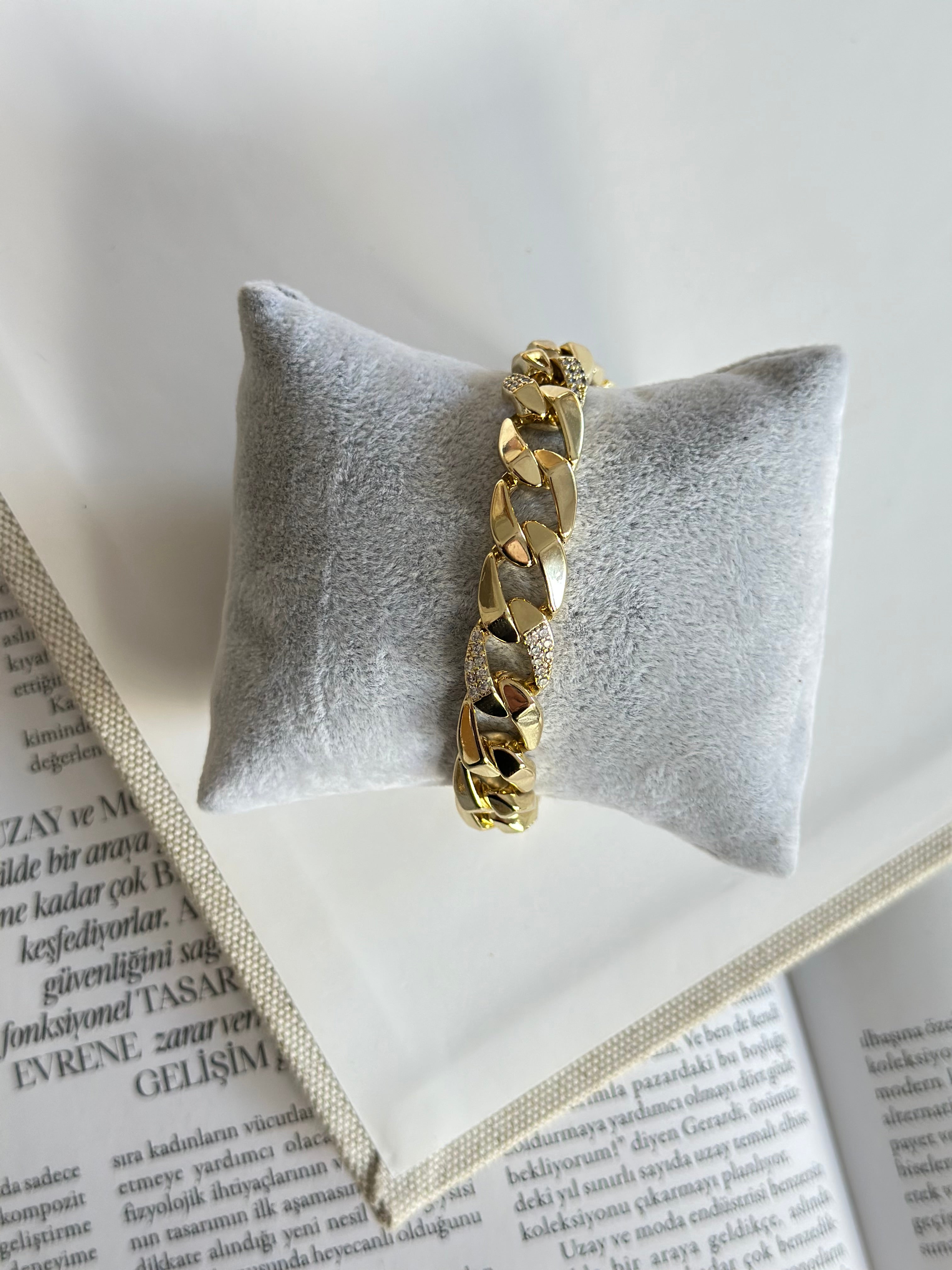 Altın Kilit Sıra Taşlı Gurmet Bileklik (14K Renk)