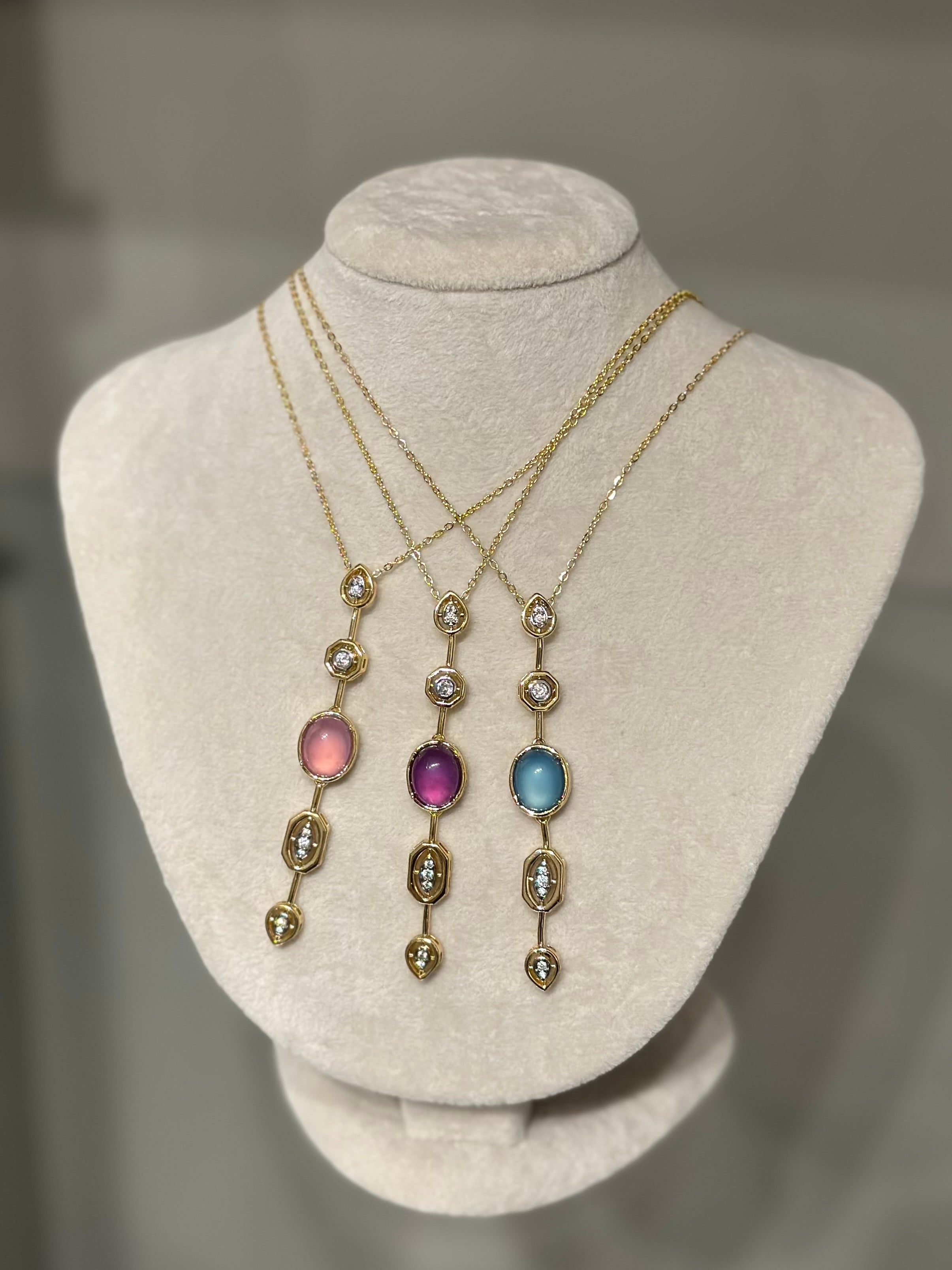 Mor Taşlı Dekolte MG Kolyesi