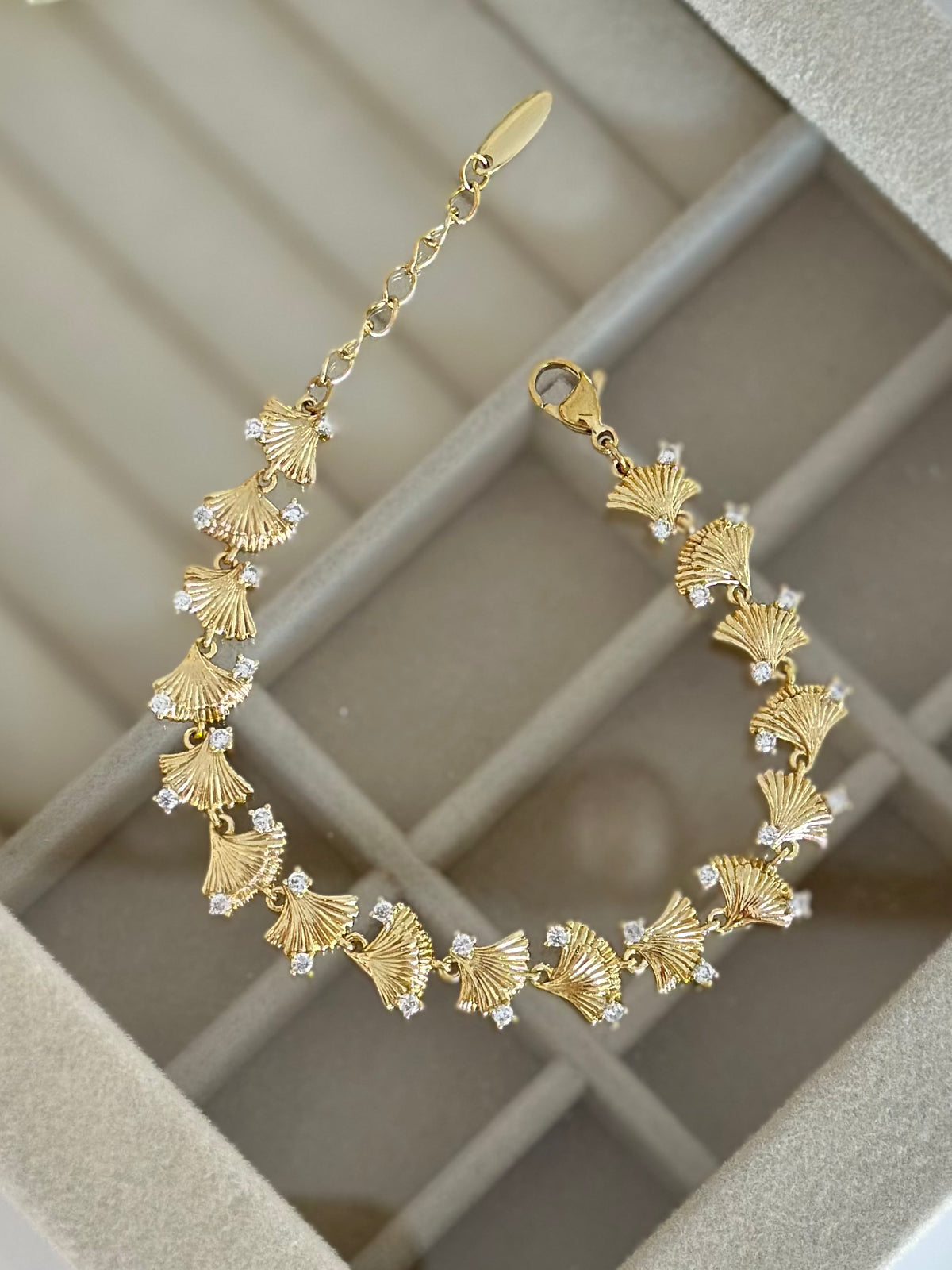 Mini Taşlı Yaprak Tasarım 14K Renk Bileklik