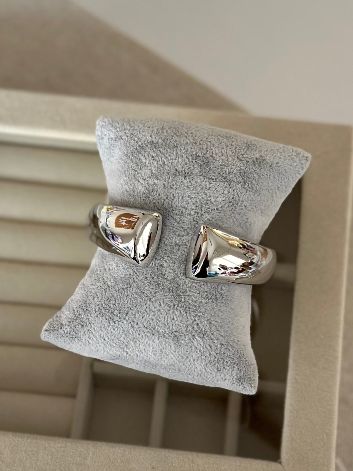 Ortası Boşluklu Simetrik Gümüş Renk Kelepçe