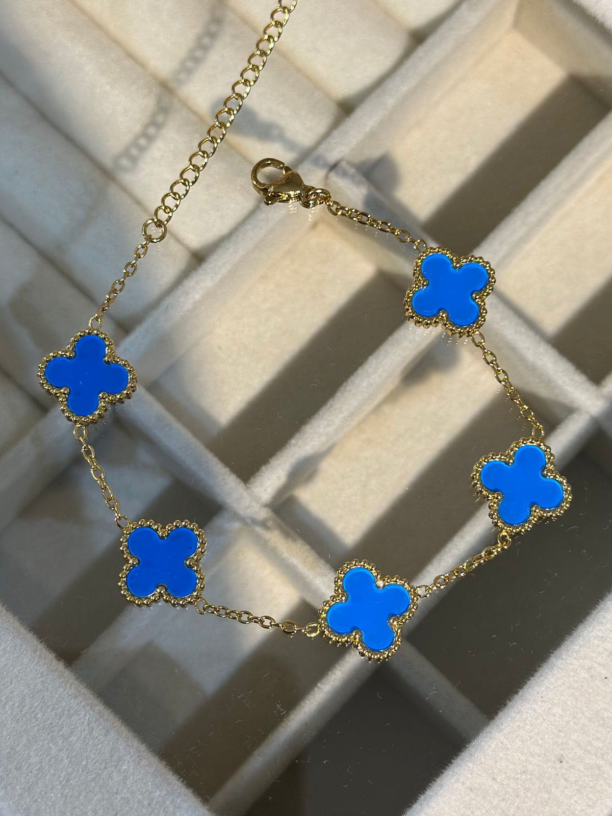 Gold Detay Mavi Yonca Bileklik