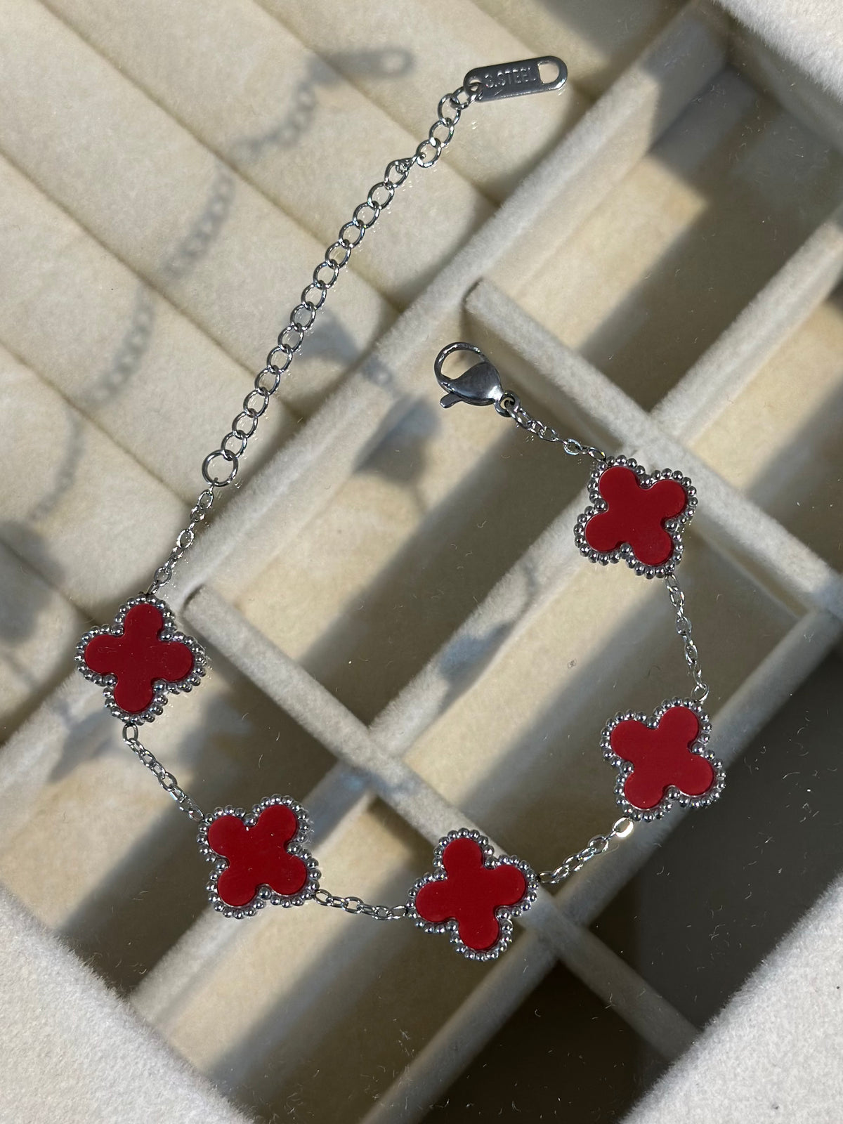 Gümüş Renk Detay Bordo Yonca Bileklik