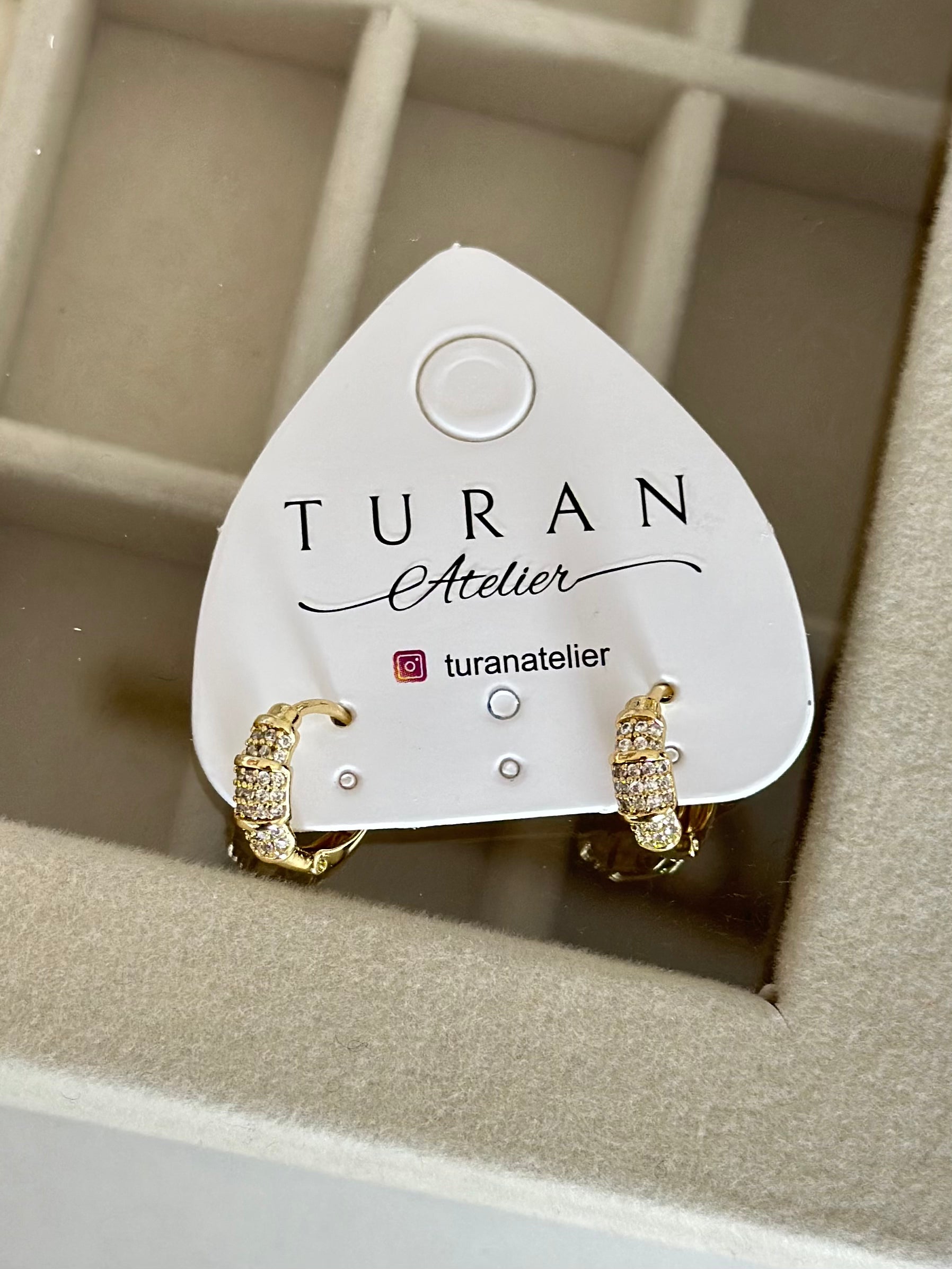 Minimal Taşlı Şerit Detay Küpe