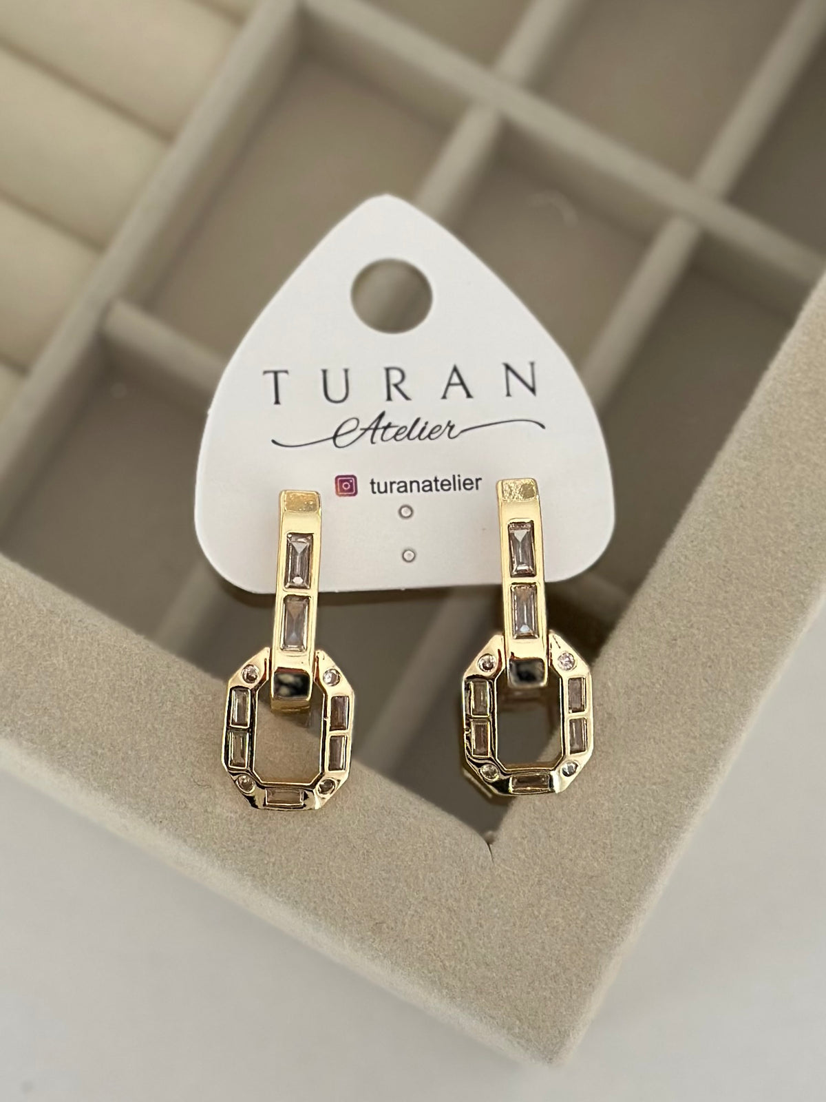 Baget Taşlı Tekli Sallantılı Devin Küpe