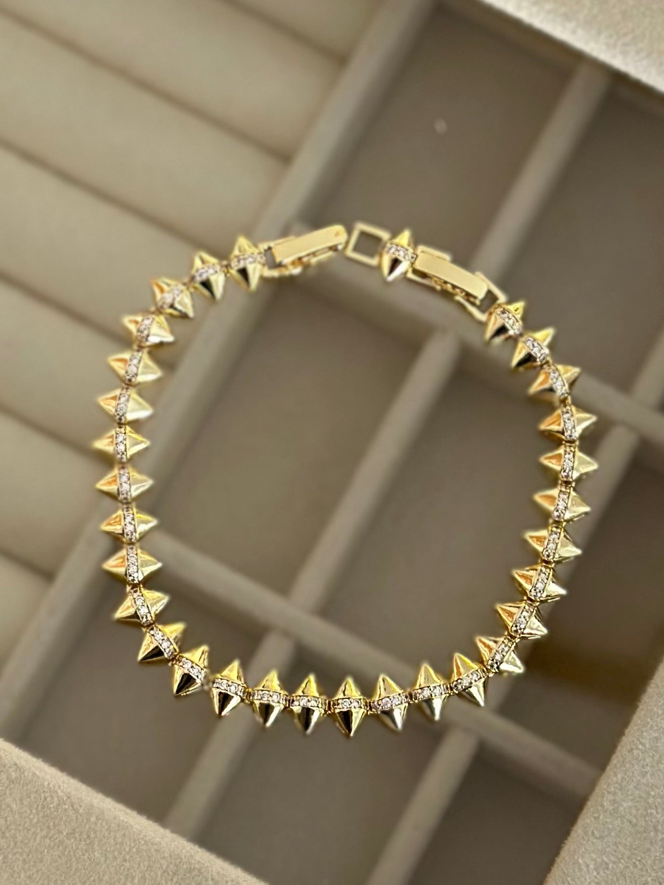 Simetrik Üçgen Tasarım 14K Renk Mini Taşlı Bileklik