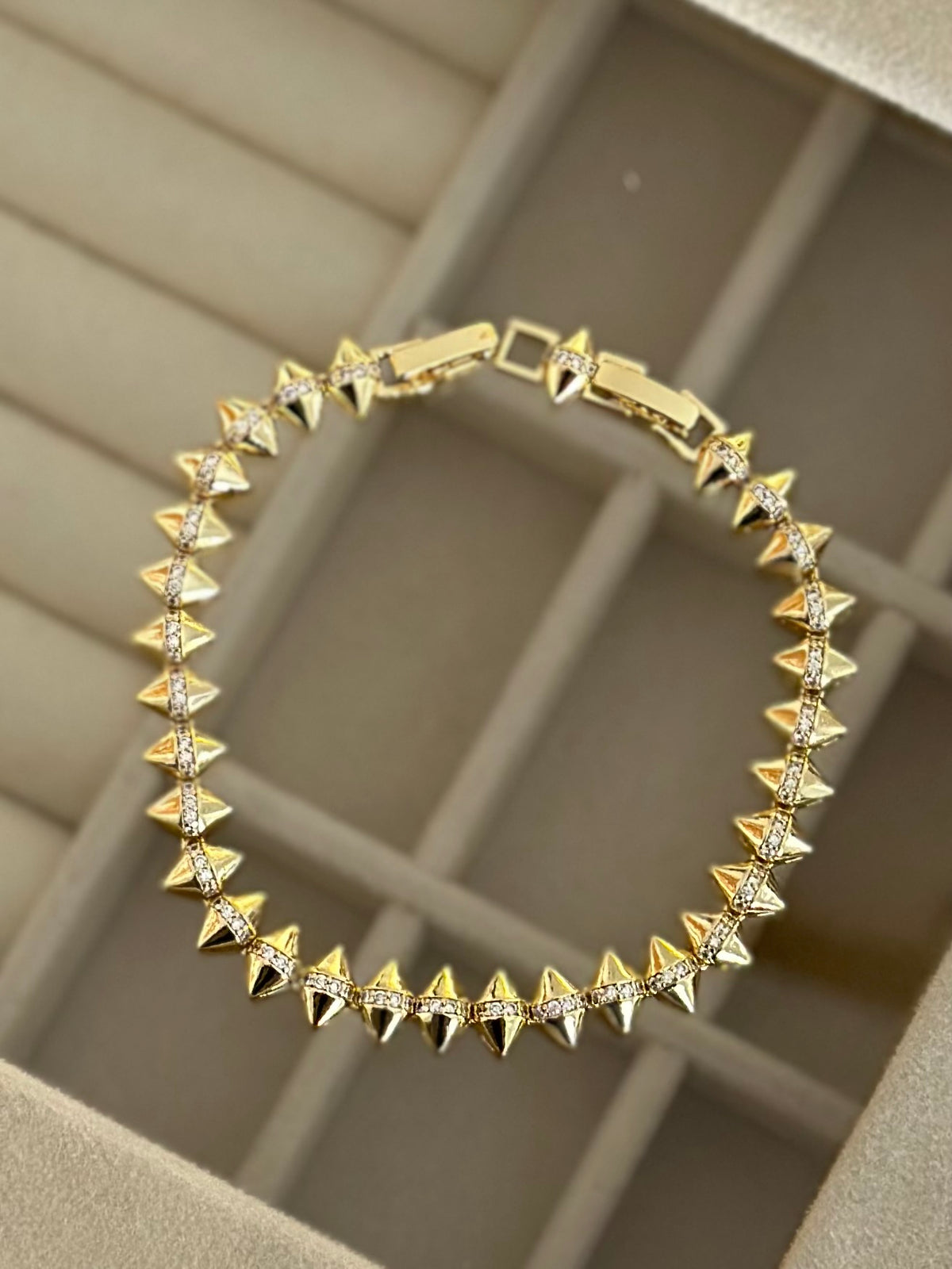 Simetrik Üçgen Tasarım 14K Renk Mini Taşlı Bileklik