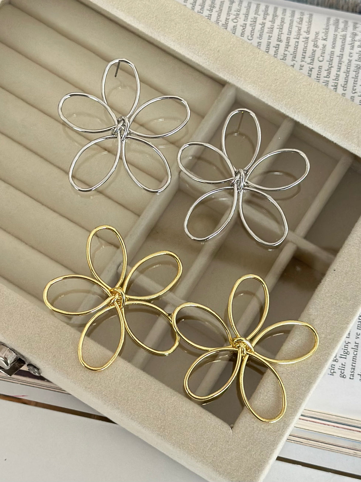 Şerit Çiçek Küpe