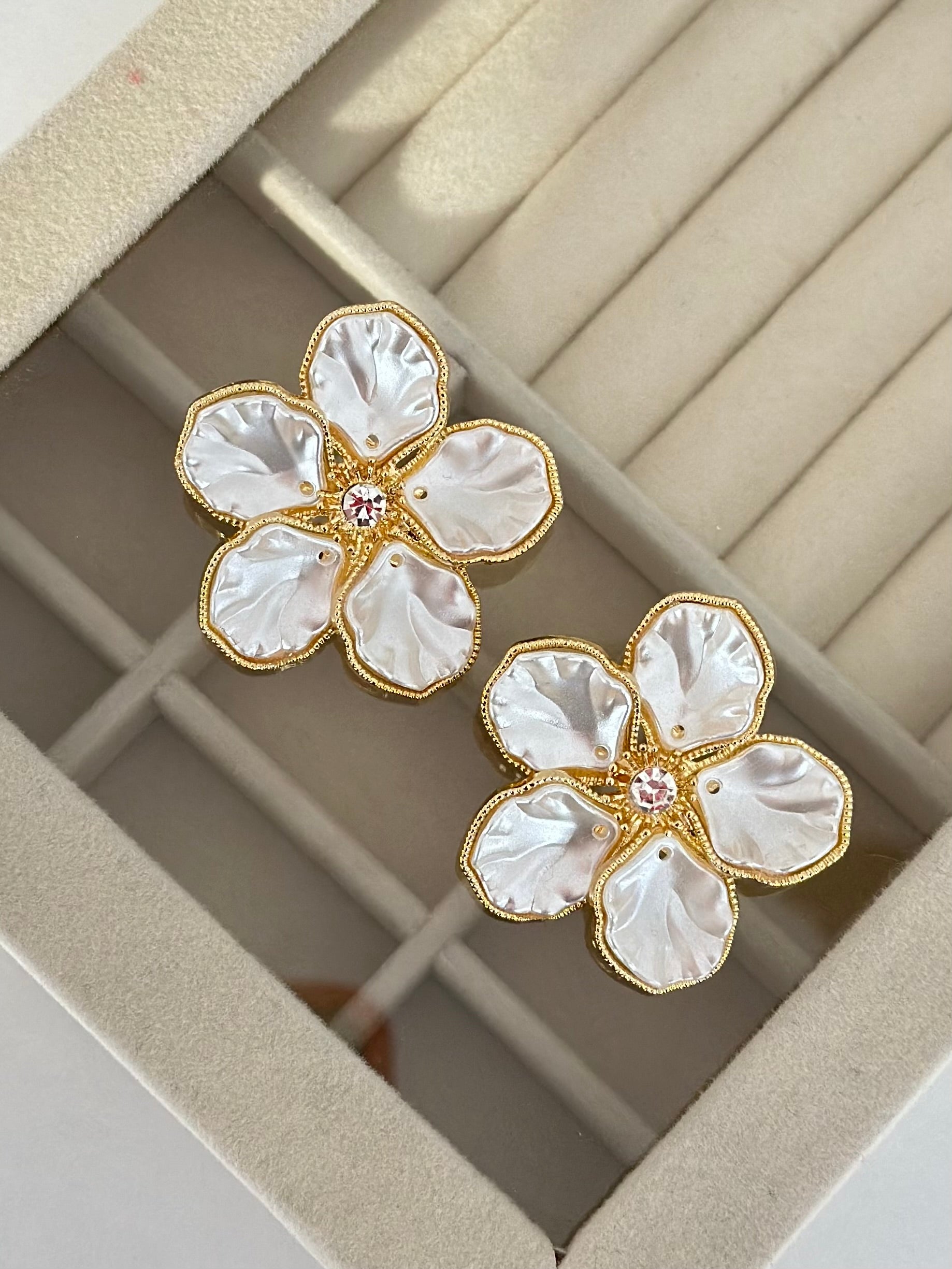 Sedefli Beyaz Çiçek Küpe