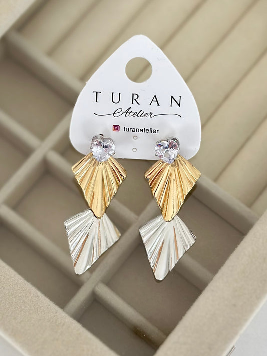 Kalp Taş Sallantılı Üçgen Plaka Küpe