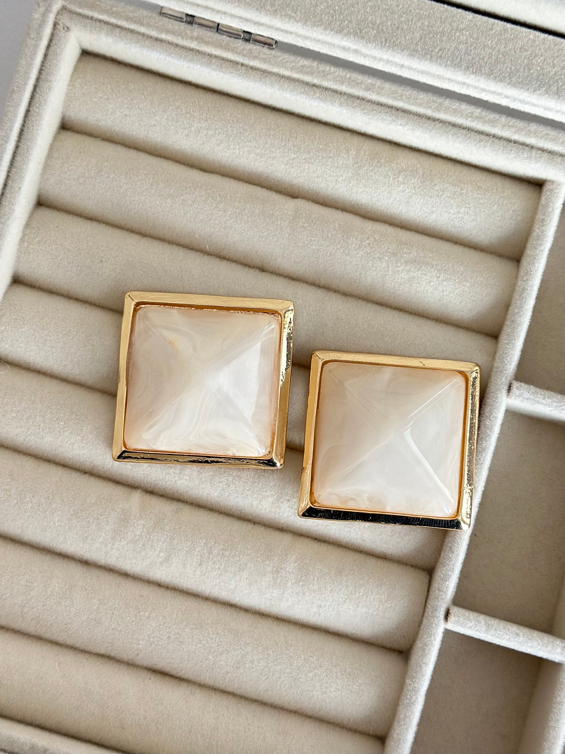 Gold Çerçeve Kare Küpe