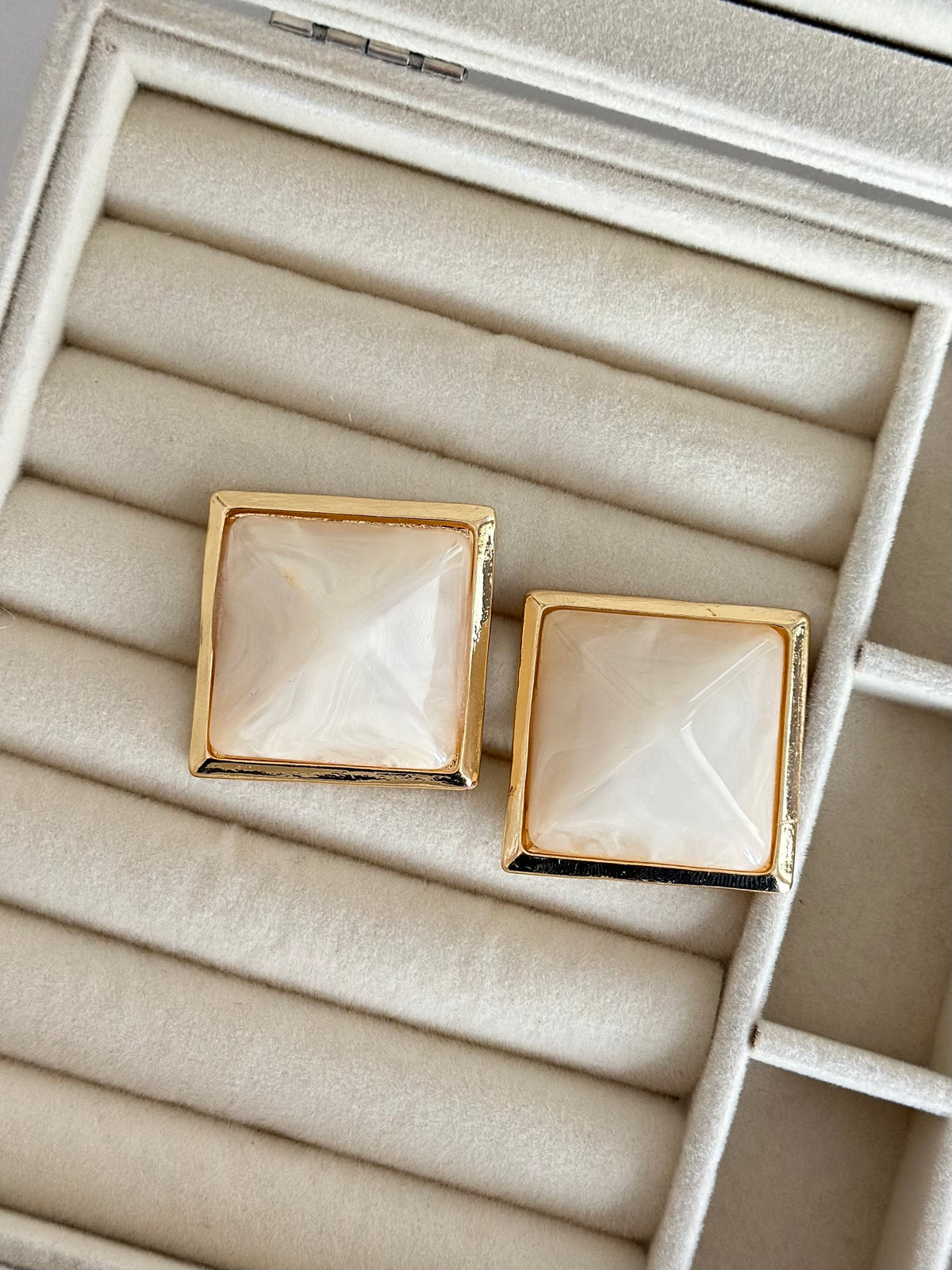Gold Çerçeve Kare Küpe
