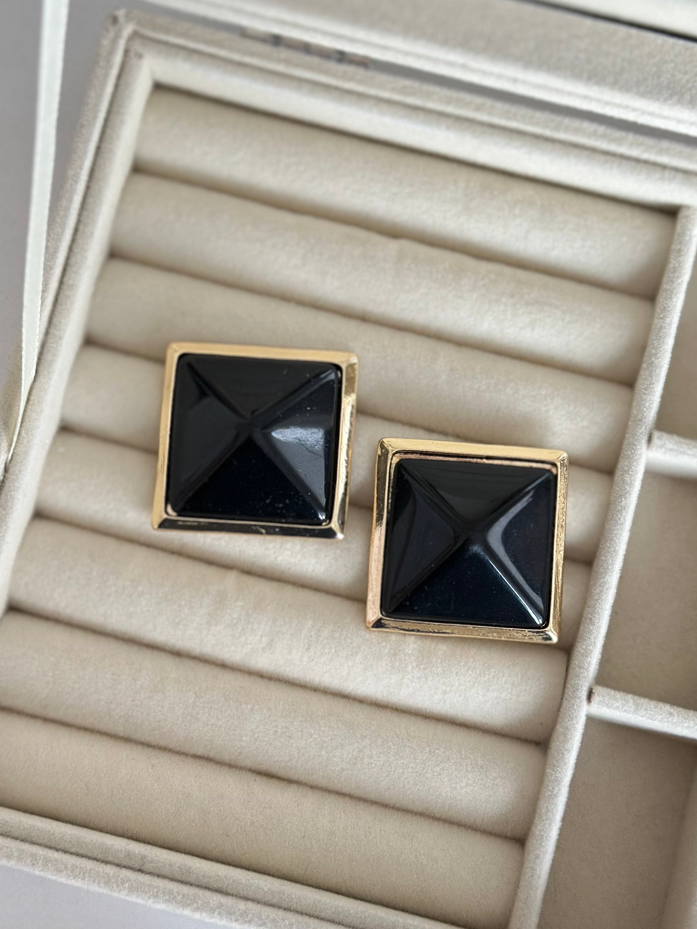 Gold Çerçeve Kare Küpe