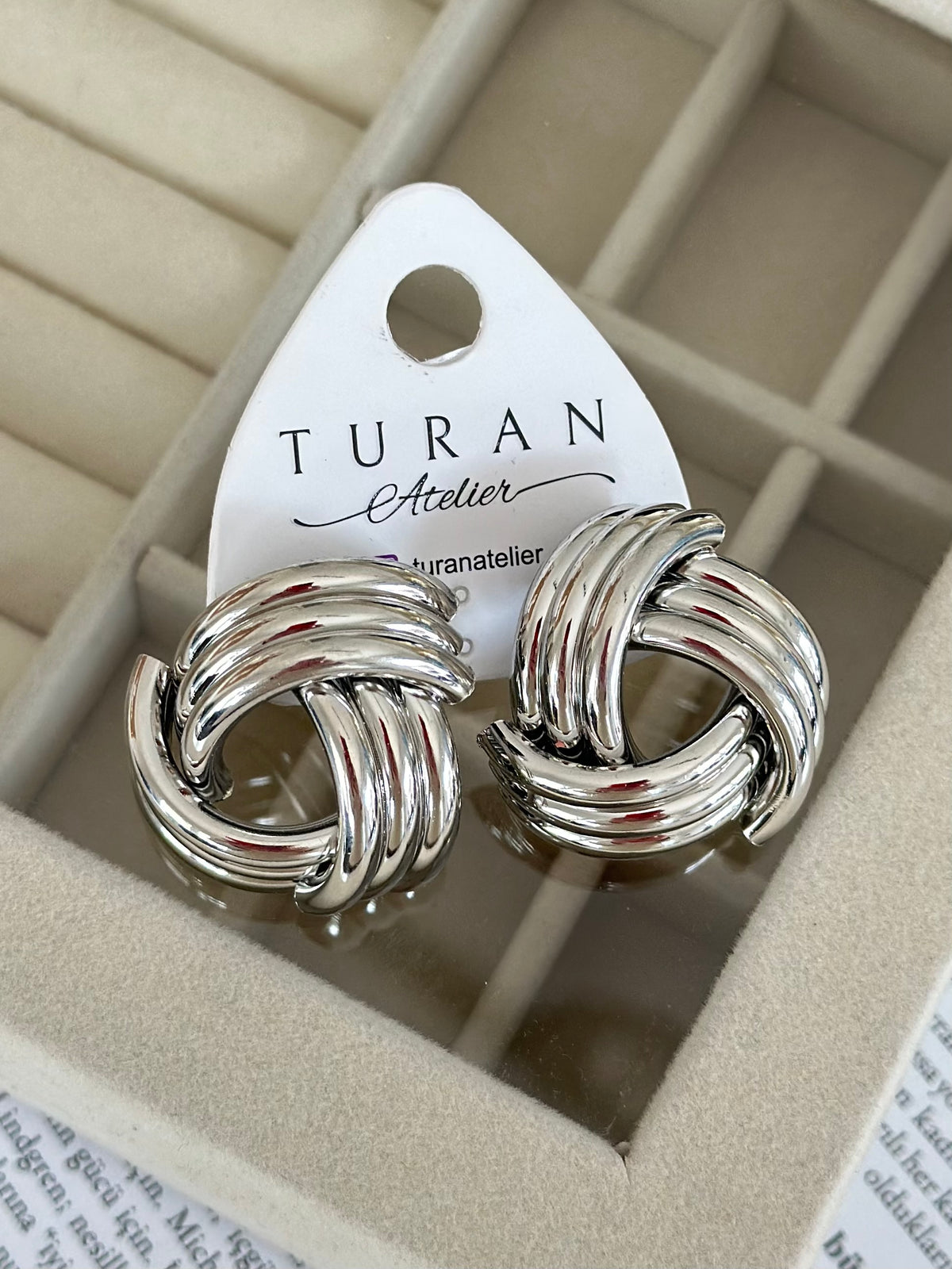 Şerit Düğüm Büyük Gümüş Renk Küpe