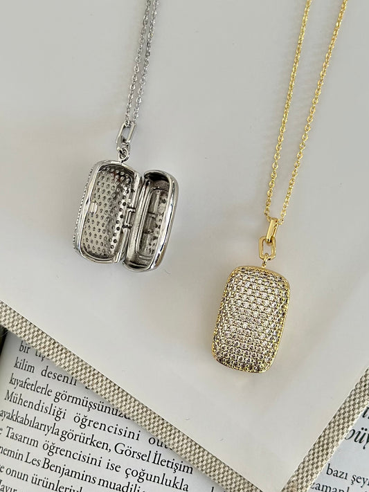 Açılır Kapaklı Zirkon Taşlı Dikdörtgen Formlu Kolye
