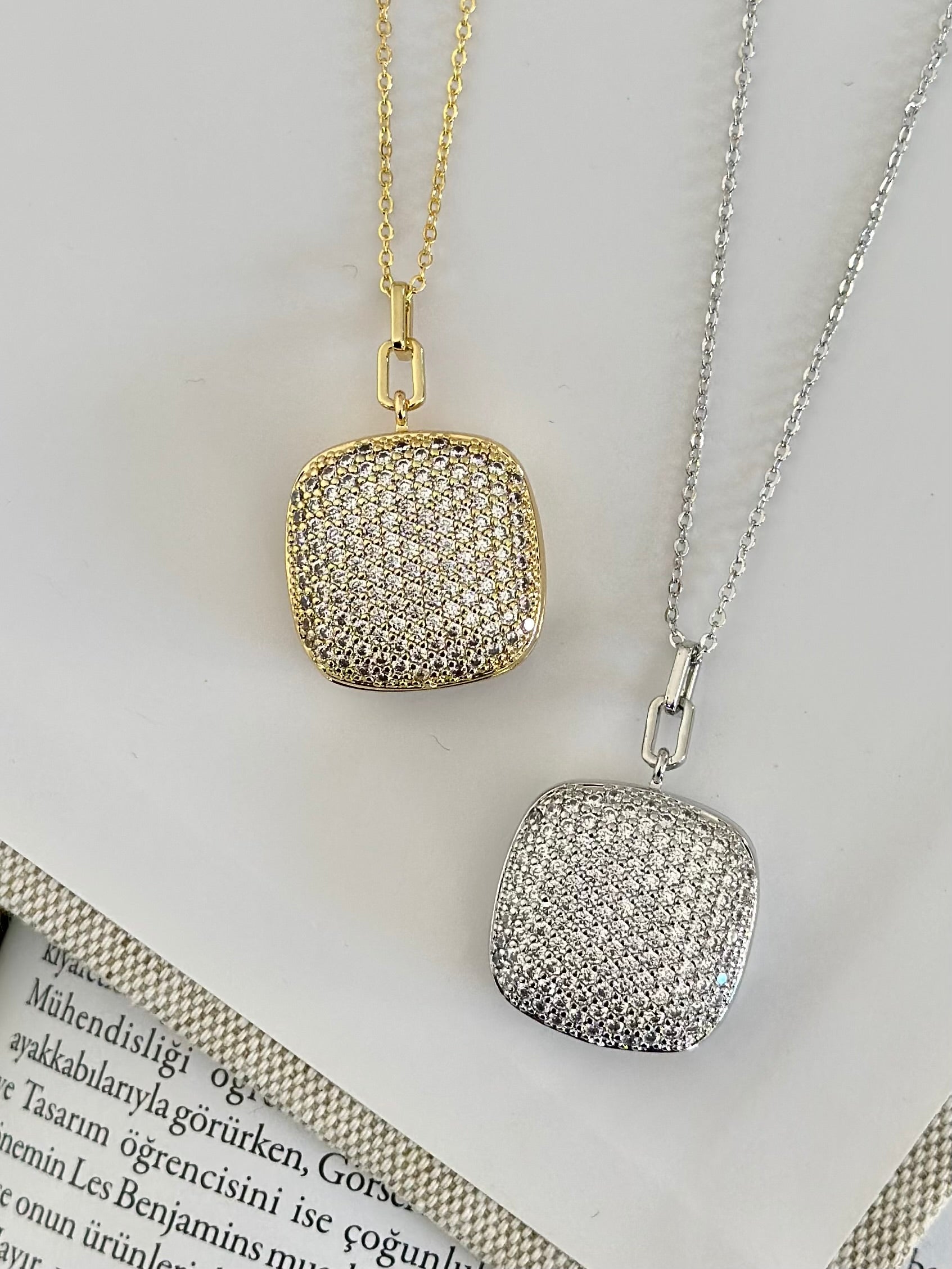 Açılır Kapaklı Zirkon Taşlı Kare Formlu Kolye