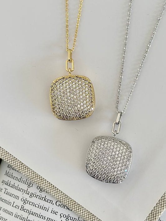 Açılır Kapaklı Zirkon Taşlı Kare Formlu Kolye