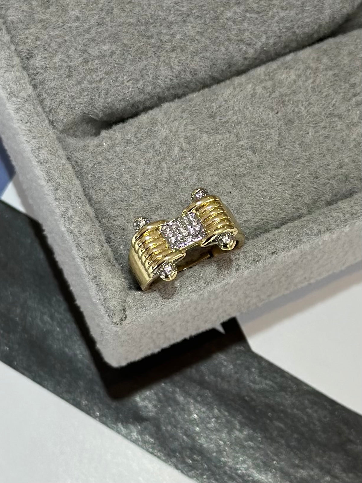 Kare Taşlı Özel Seri Yüzük