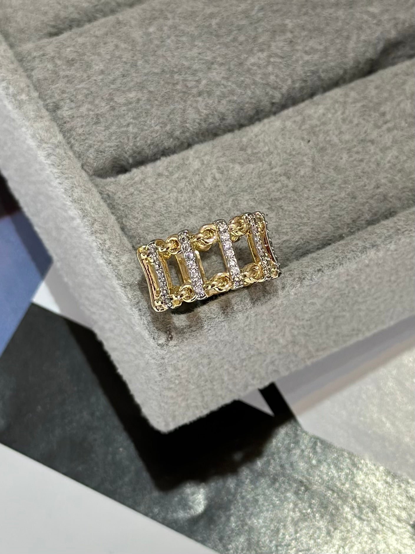 Şerit Sıra Taşlı Kafes Özel Tasarım Yüzük