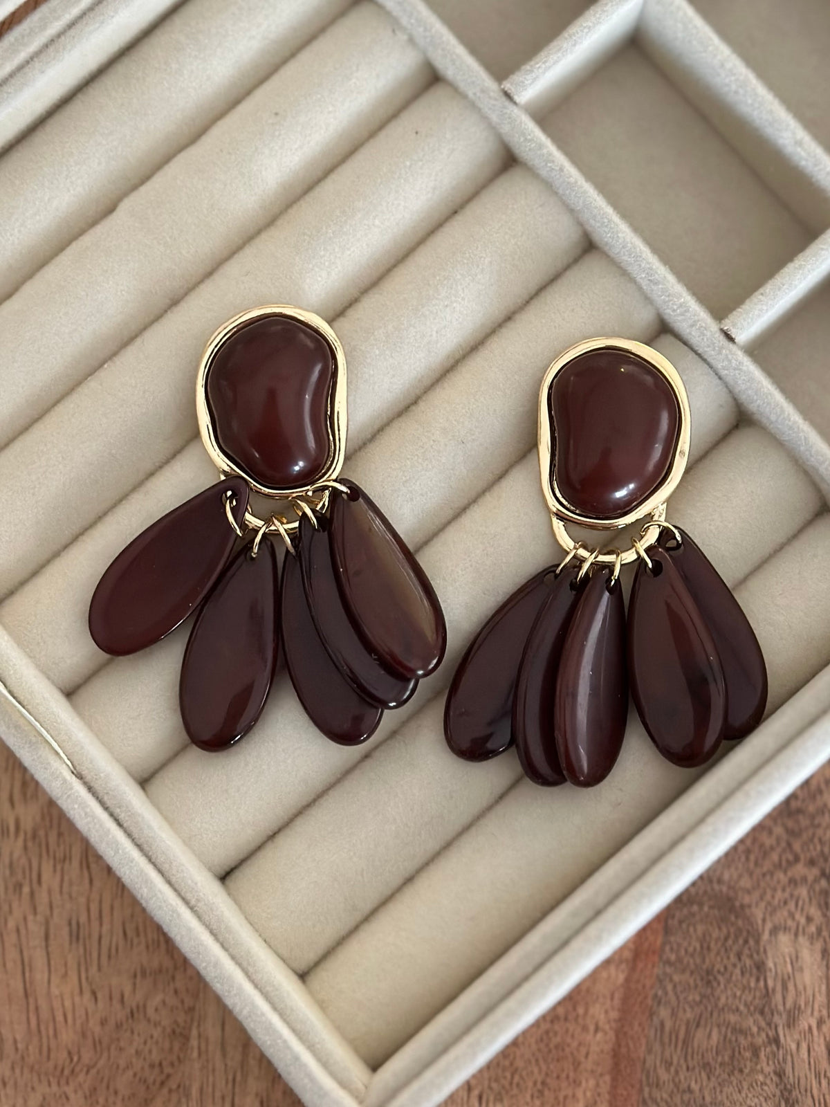 Koyu Kahve Sallantılı Tasarım Kemik Küpe