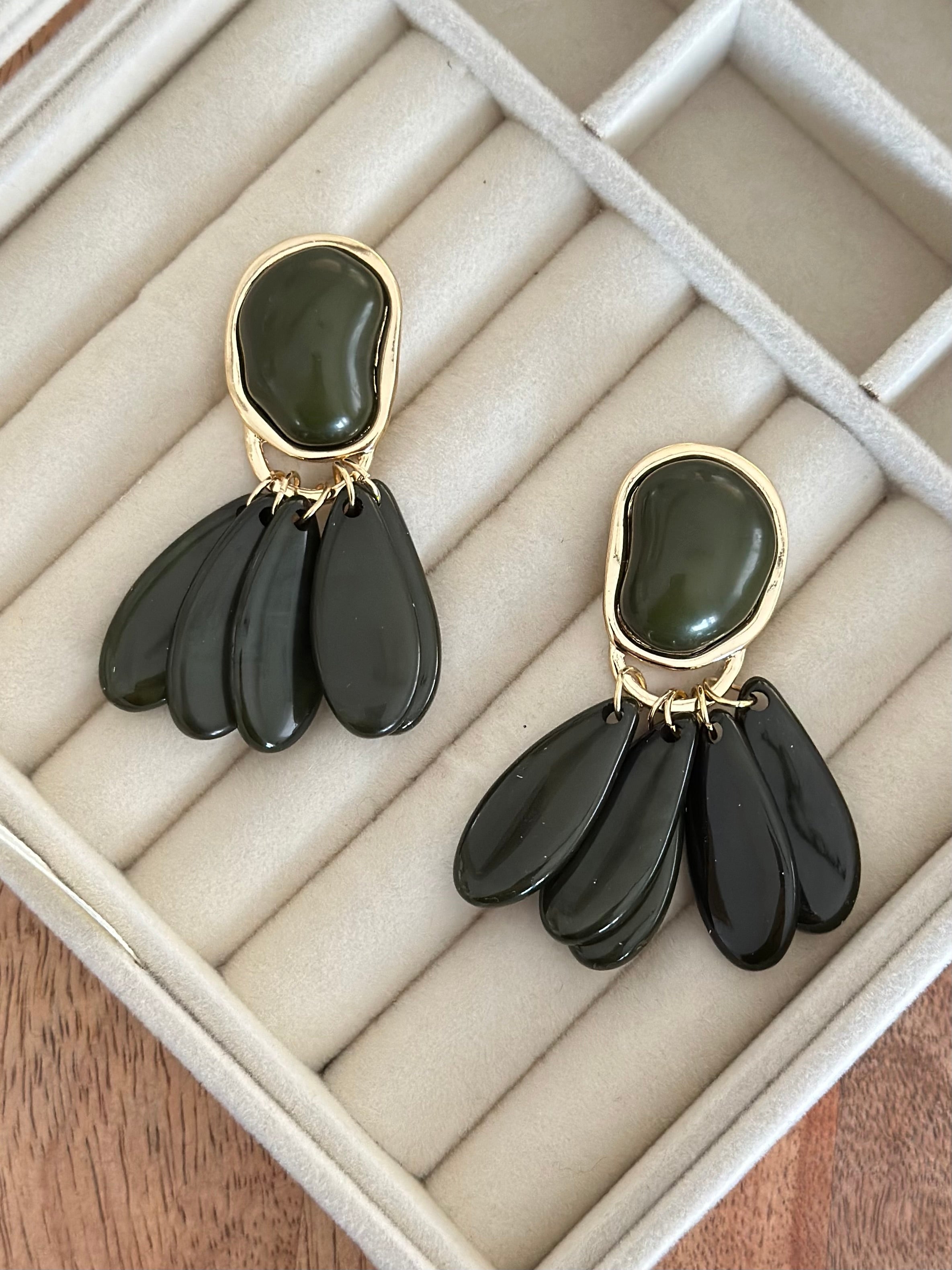 Yeşil Sallantılı Tasarım Kemik Küpe