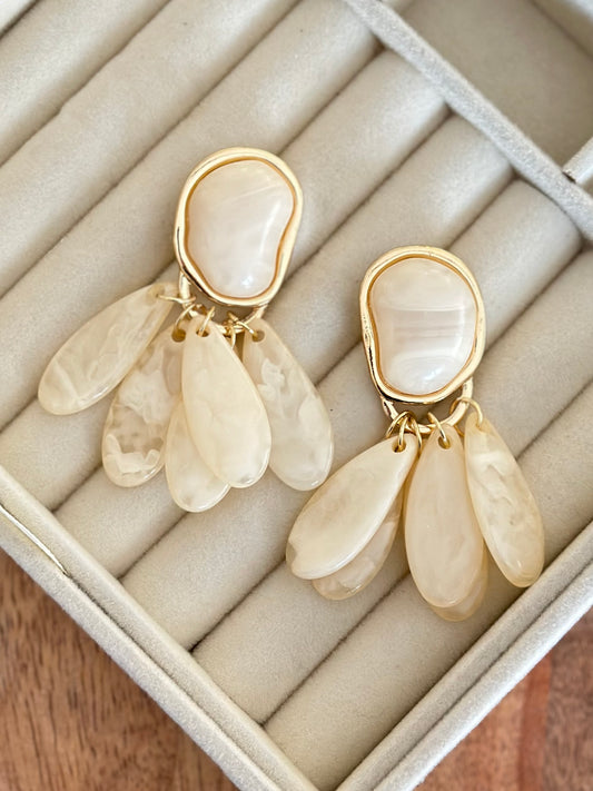 Krem Sallantılı Tasarım Kemik Küpe