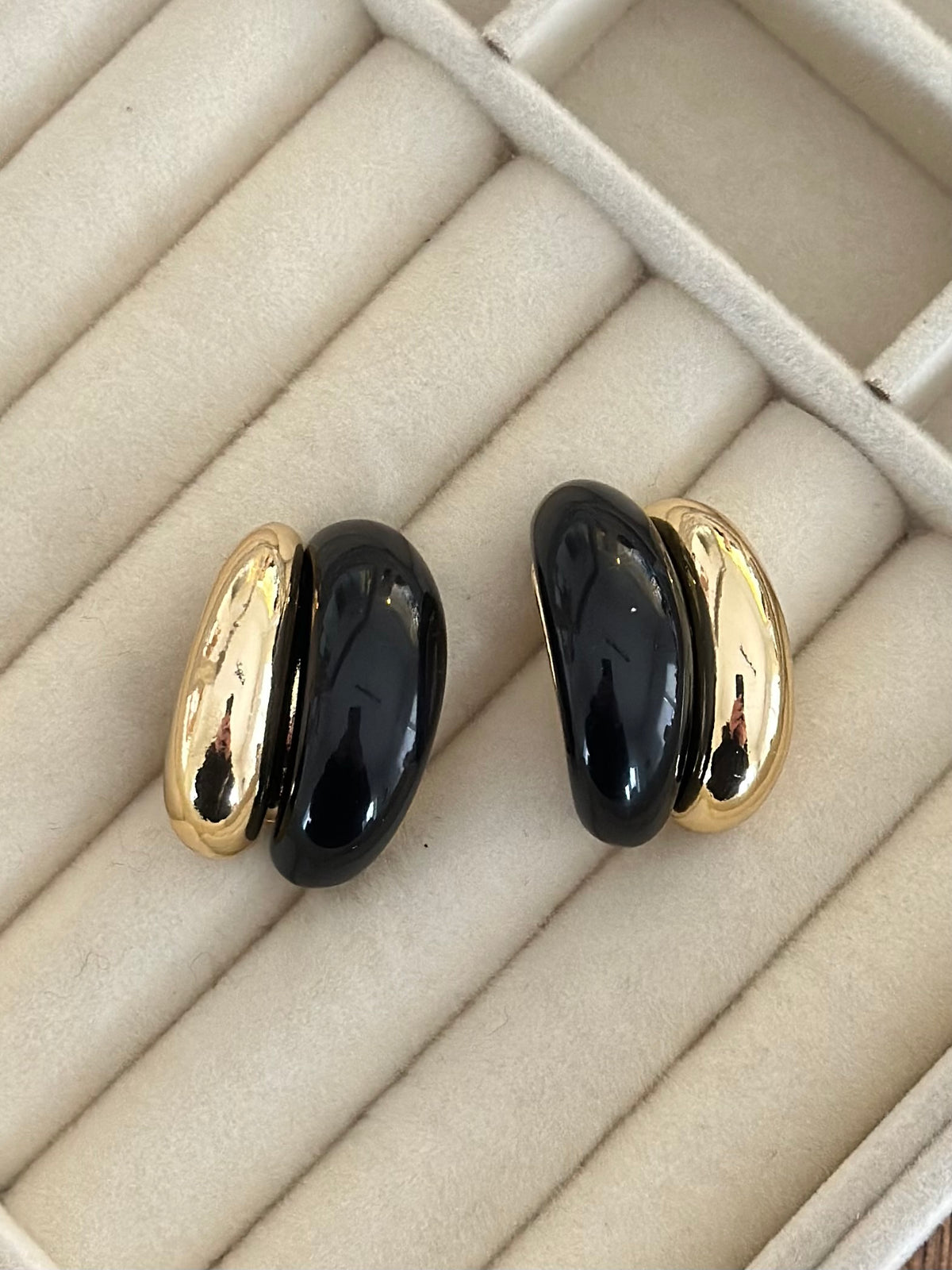 Gold Siyah Oval Halka Formlu Küpe