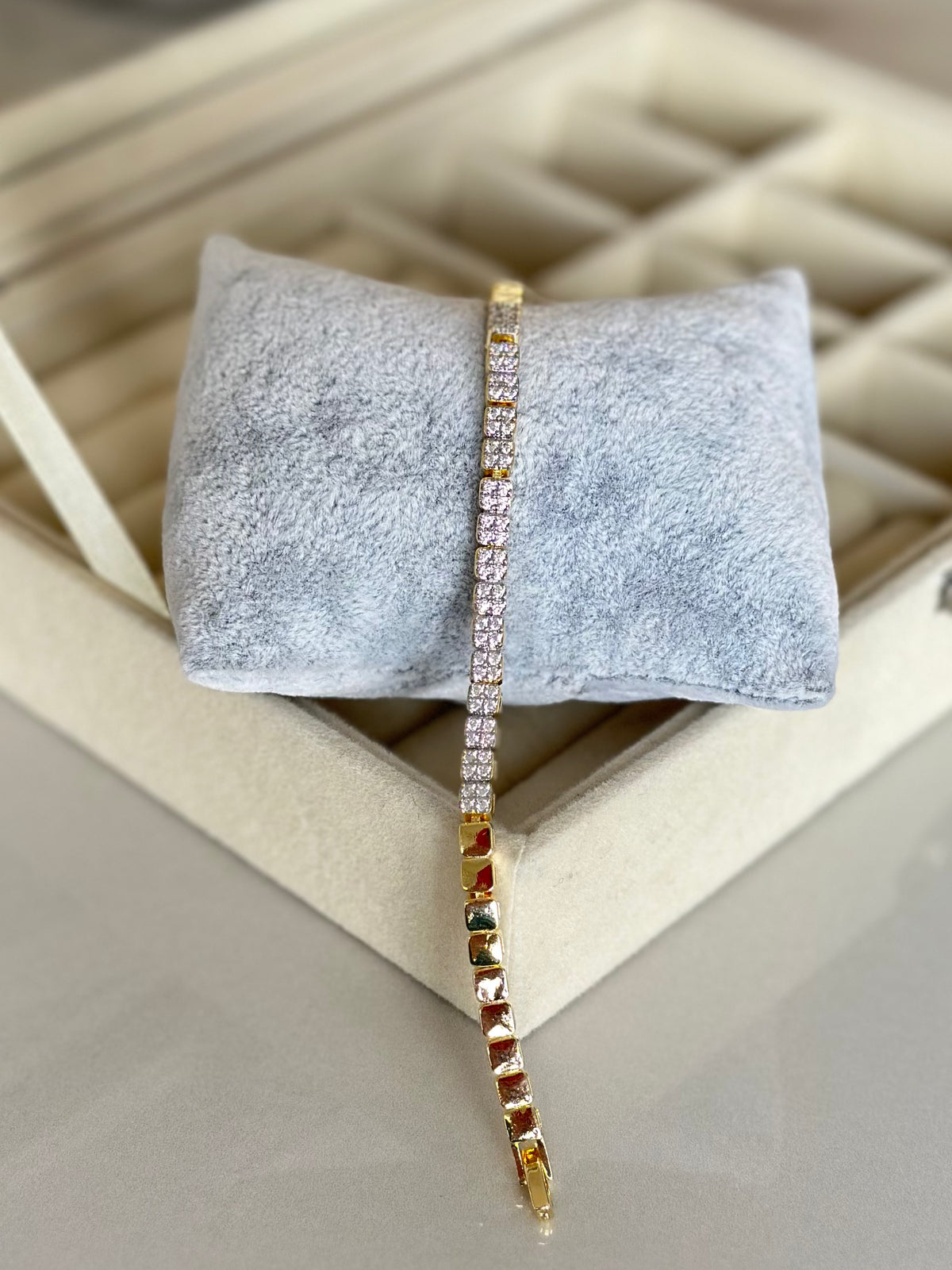 Sıra Taşlı Küp Model Bileklik