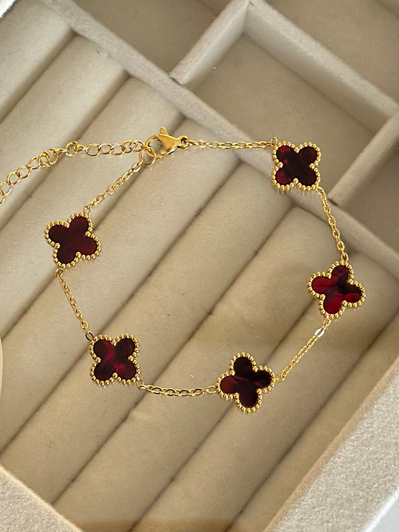 Gold Detay Sedefli Bordo Yonca Bileklik