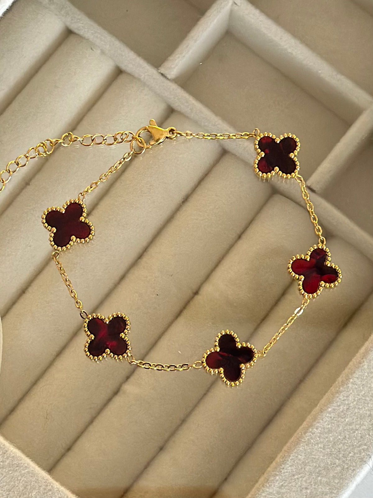 Gold Detay Sedefli Bordo Yonca Bileklik