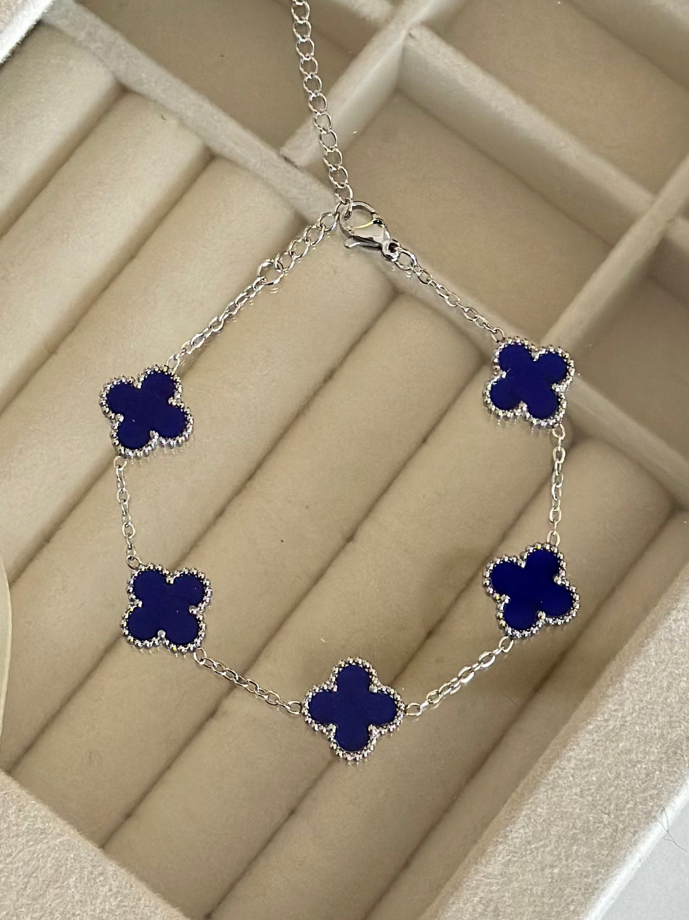 Gümüş Renk Detay Lacivert Yonca Bileklik