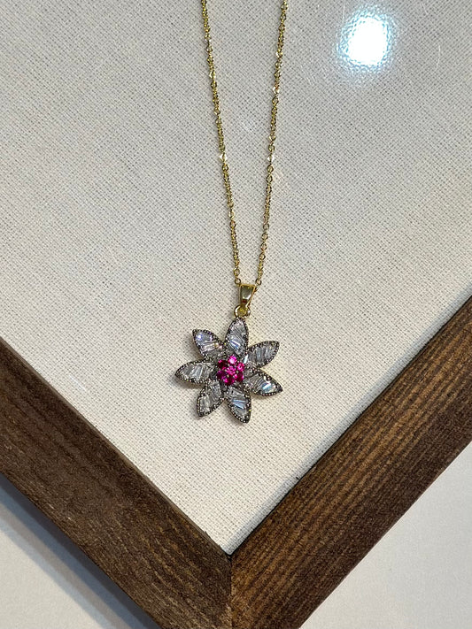 Pembe Detay Çiçek Tasarım Kolye