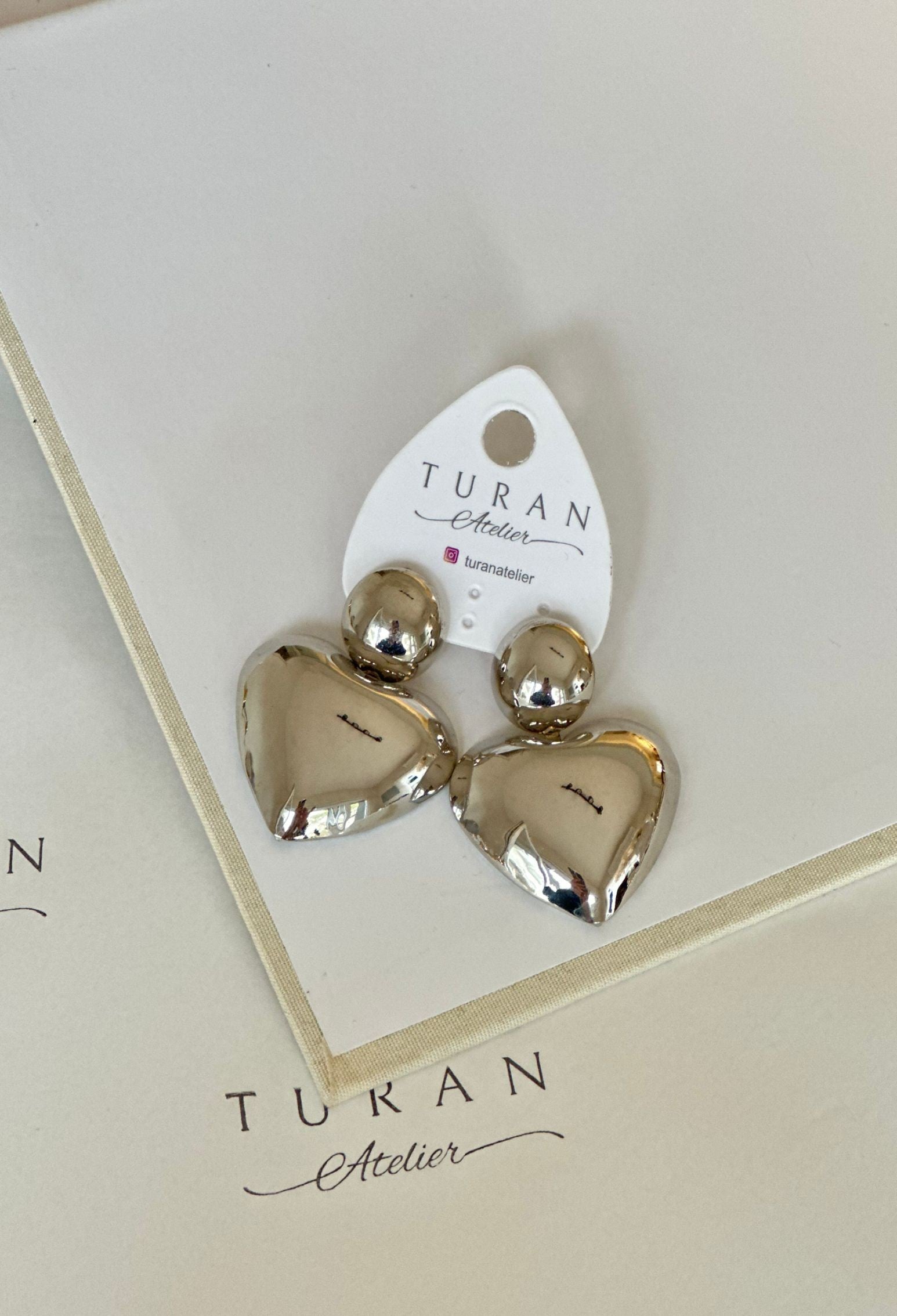 Büyük Bombeli Gümüş Renk Kalp Küpe