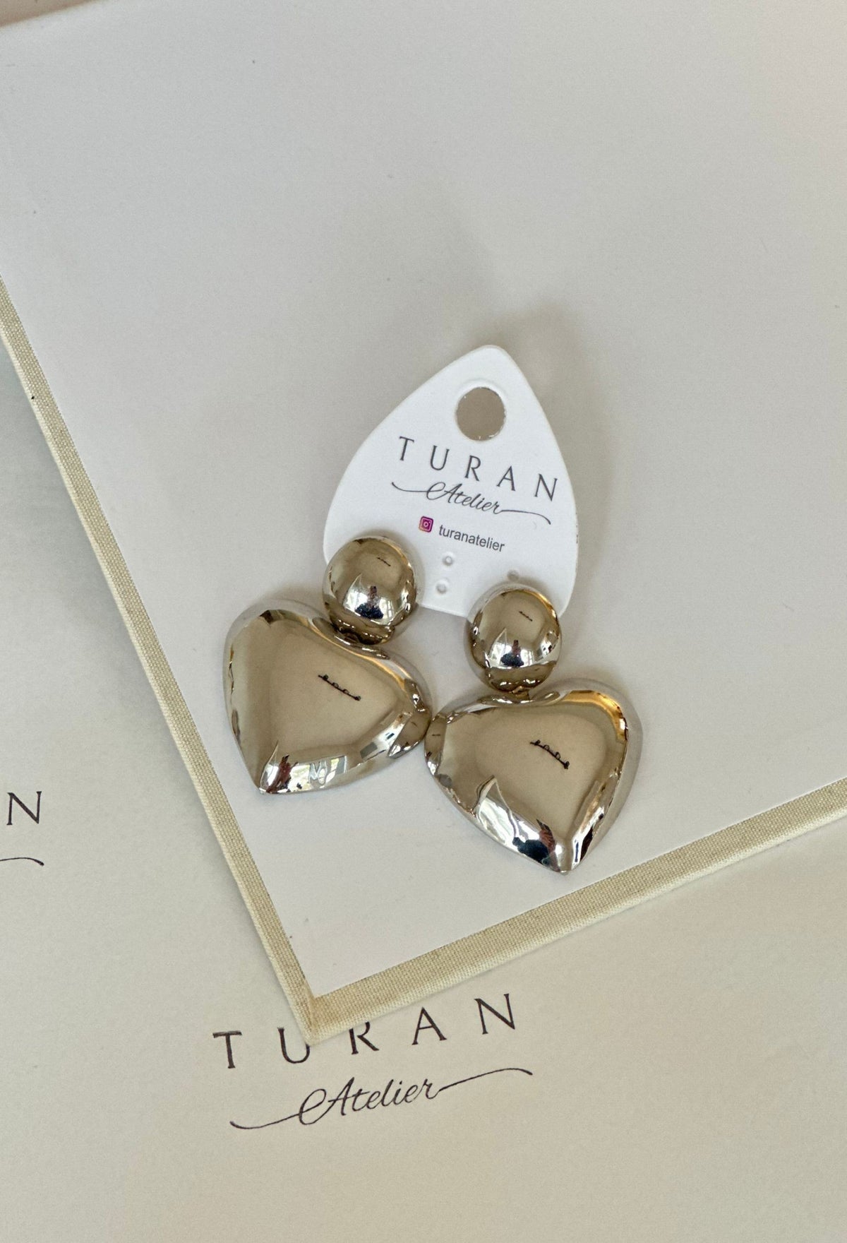 Büyük Bombeli Gümüş Renk Kalp Küpe