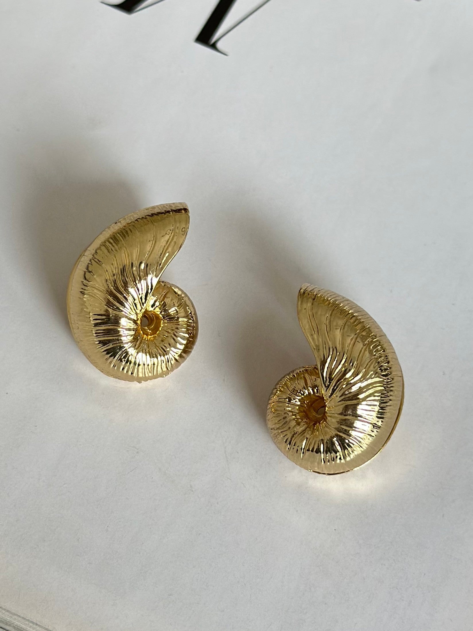 Çizgili Gold Salyangoz Tasarım Küpe