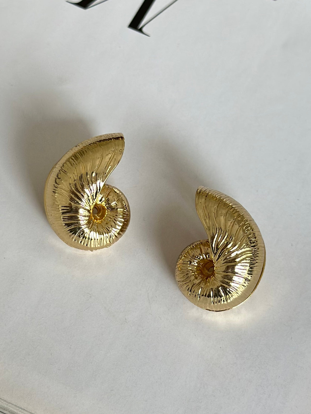 Çizgili Gold Salyangoz Tasarım Küpe