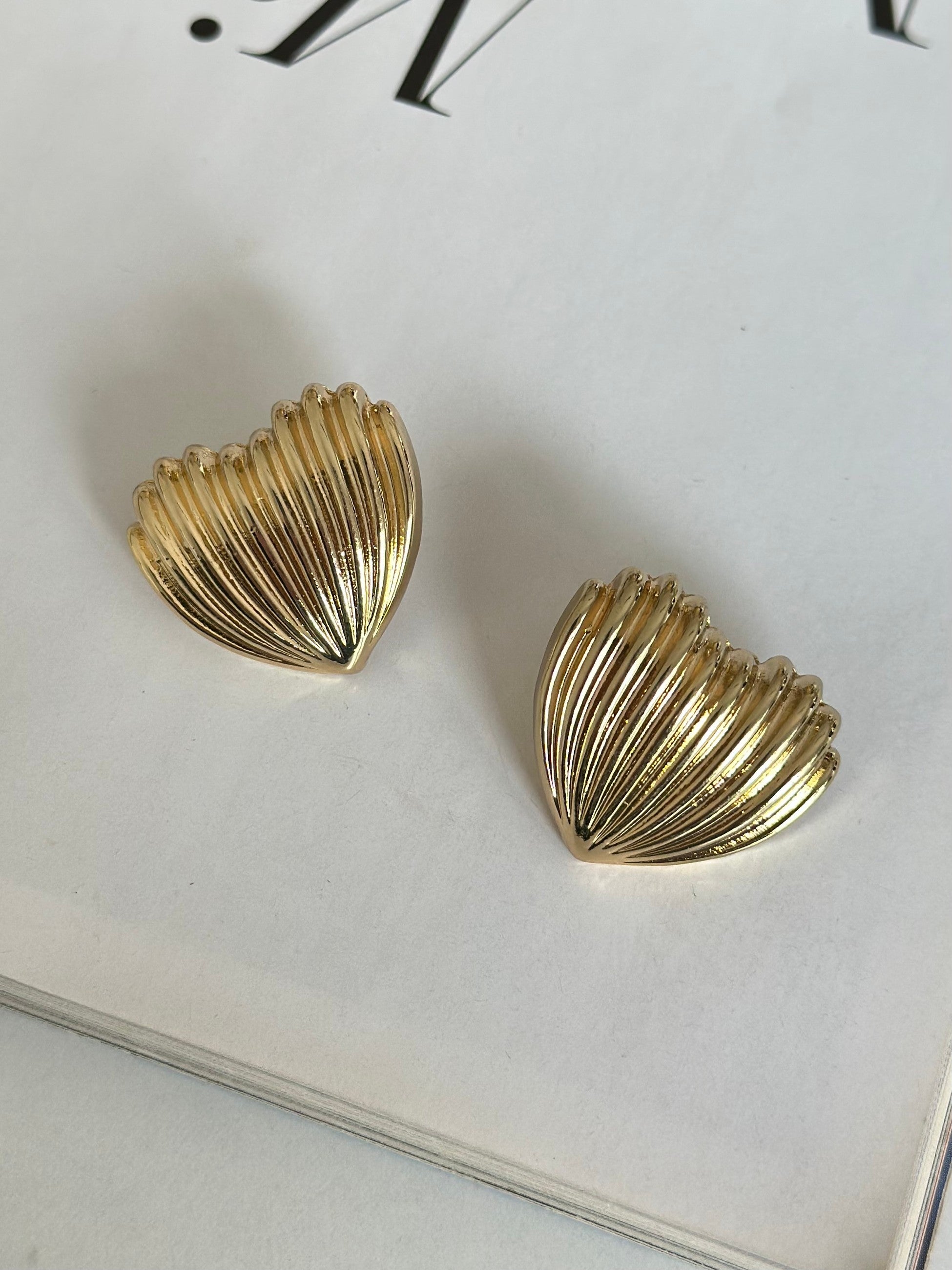 Çizgili Gold Renk Kalp Tasarım Küpe