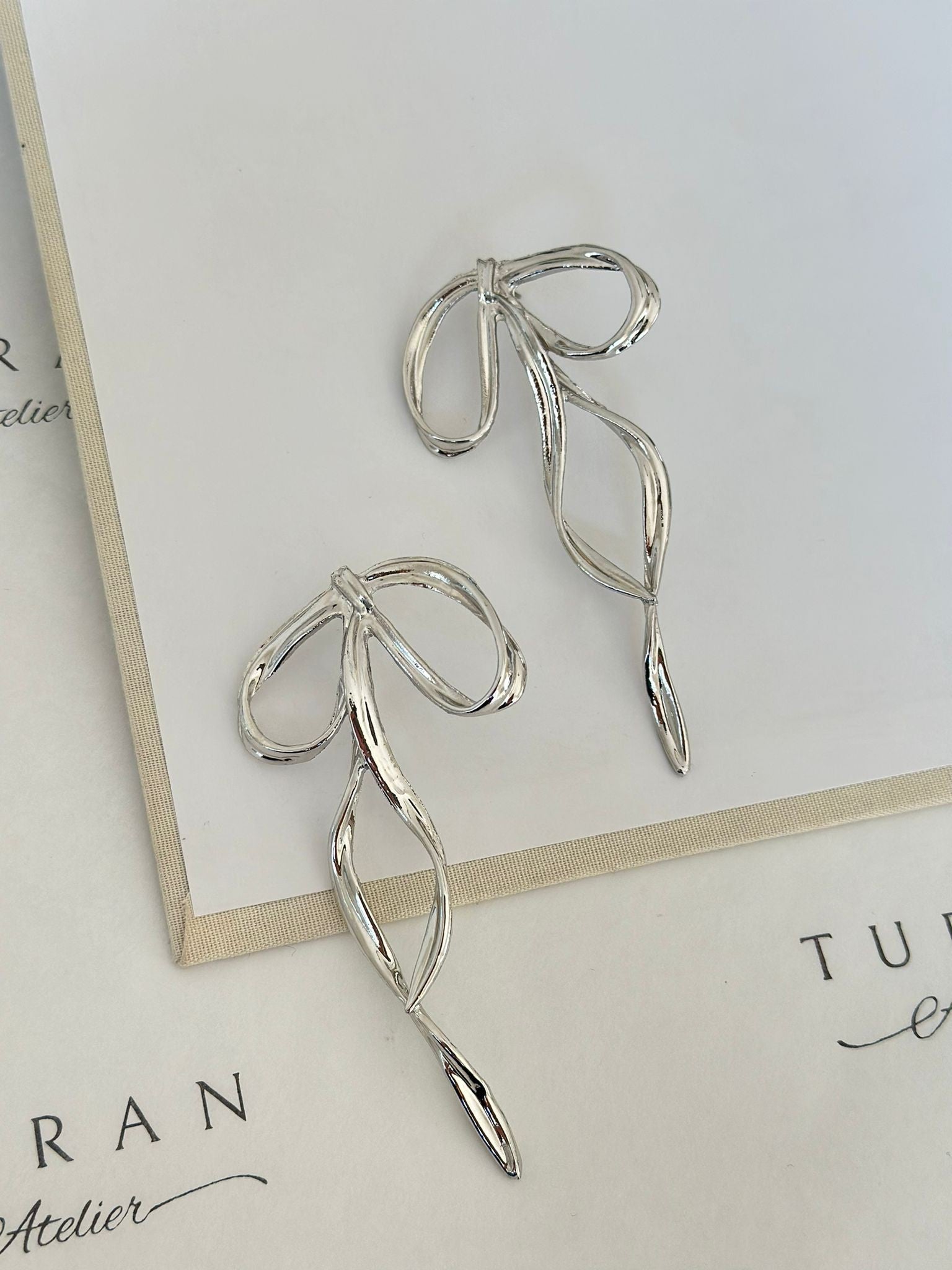 Büyük Fiyonk Gümüş Renk Küpe