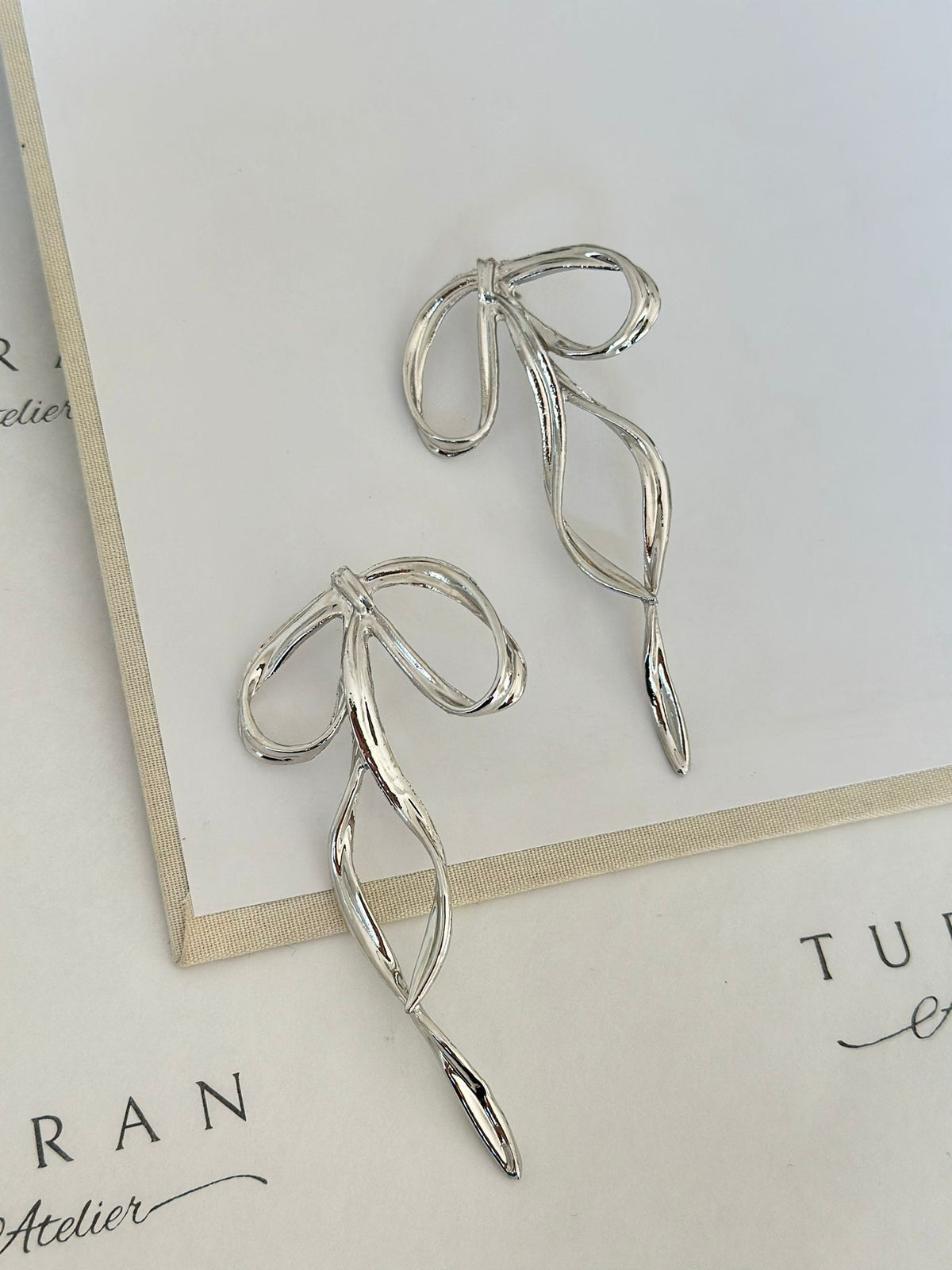 Büyük Fiyonk Gümüş Renk Küpe