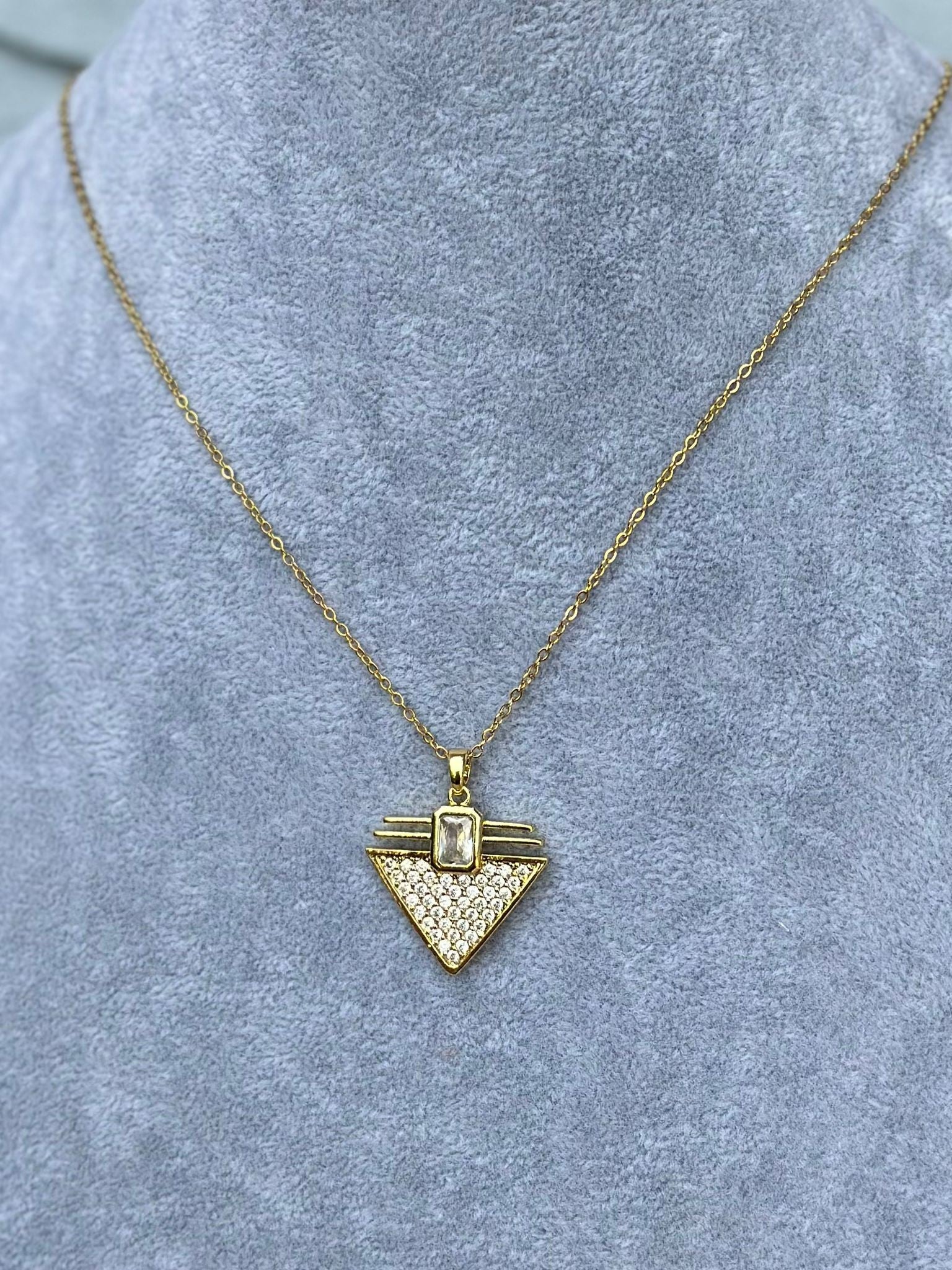 Gold Baget Üçgen Çelik Kolye